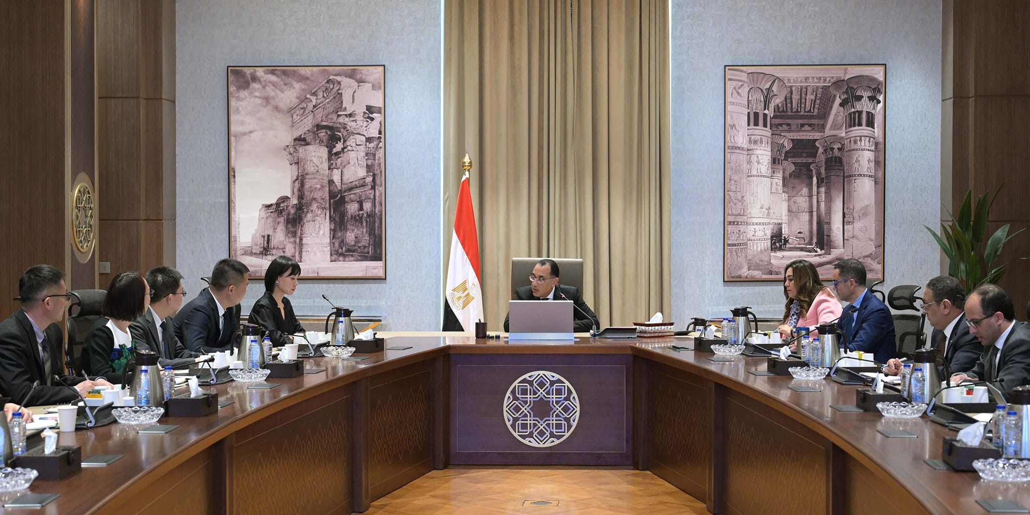 رئيس الوزراء يلتقي رئيسة مجلس إدارة مجموعة نيو هوب الصينية