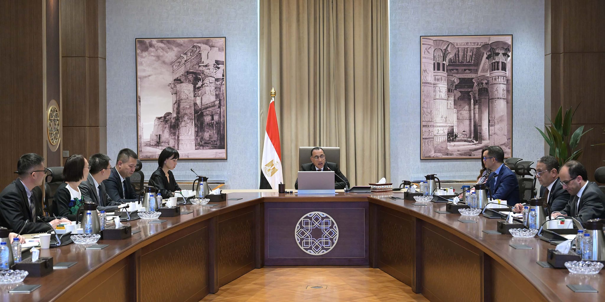 رئيس الوزراء يلتقي رئيسة مجلس إدارة مجموعة نيو هوب الصينية