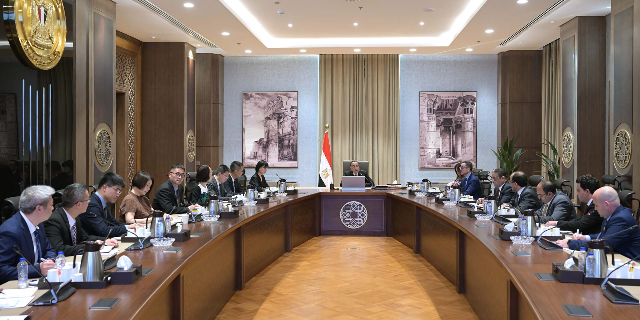 رئيس الوزراء يلتقي رئيسة مجلس إدارة مجموعة نيو هوب الصينية