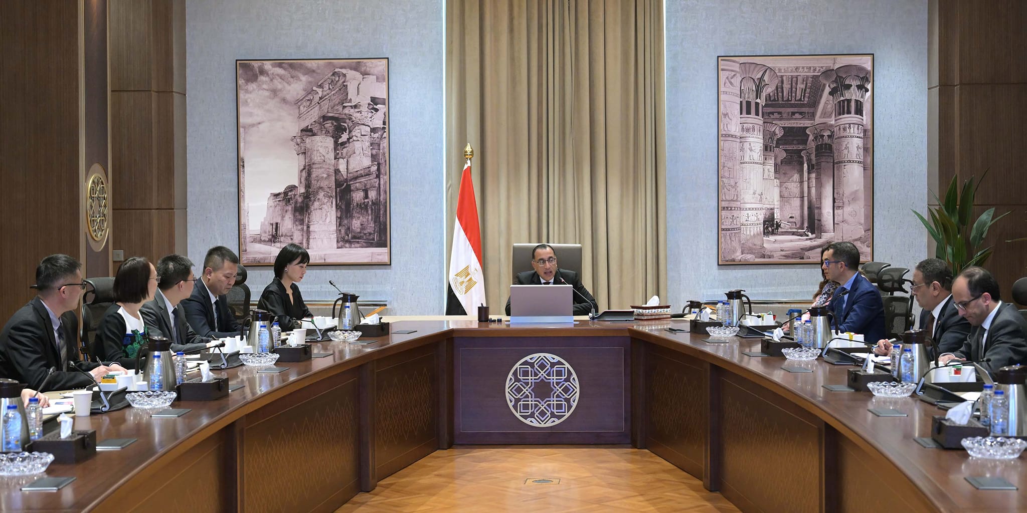 رئيس الوزراء يلتقي رئيسة مجلس إدارة مجموعة نيو هوب الصينية