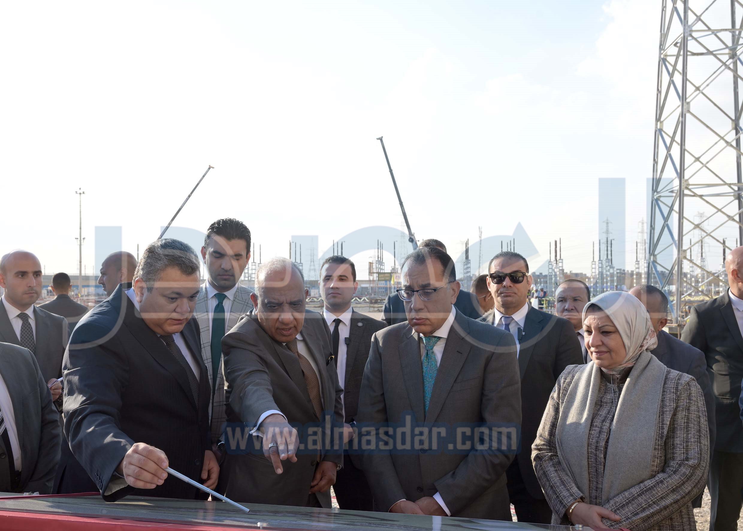 مدبولي يتفقد تنفيذ أعمال محطة الربط الكهربائي المصرى السعودى