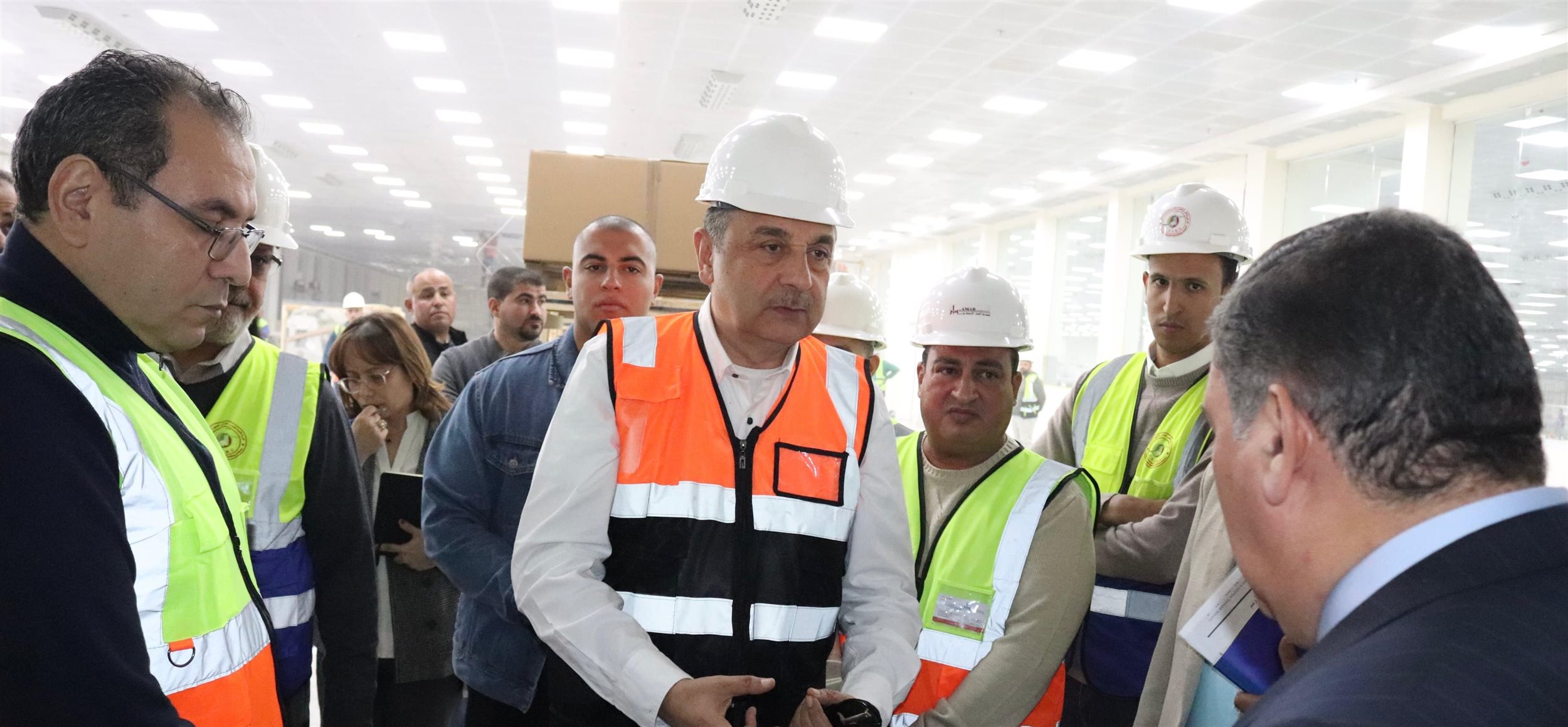 وزير قطاع الأعمال يتابع تركيب الماكينات الحديثة بمصنع غزل 2