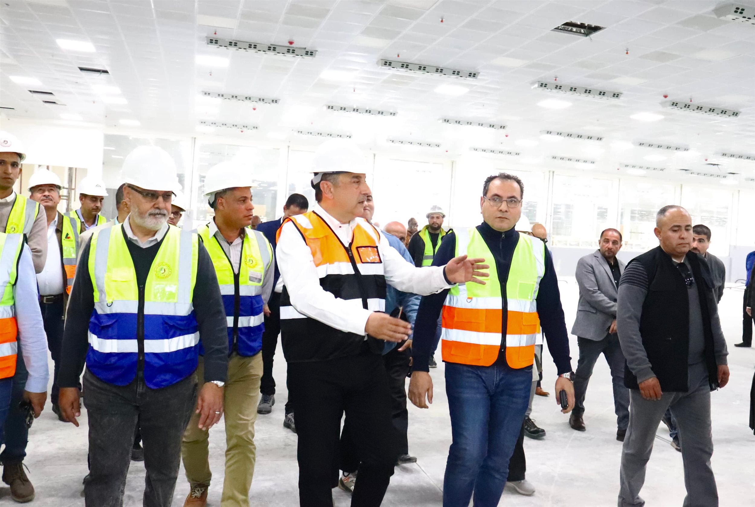 وزير قطاع الأعمال يتابع تركيب الماكينات الحديثة بمصنع غزل 2
