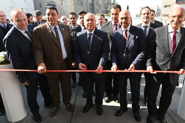 الوزير يتفقد 4 مصانع متخصصة في مجالات الصناعات الكهربائية