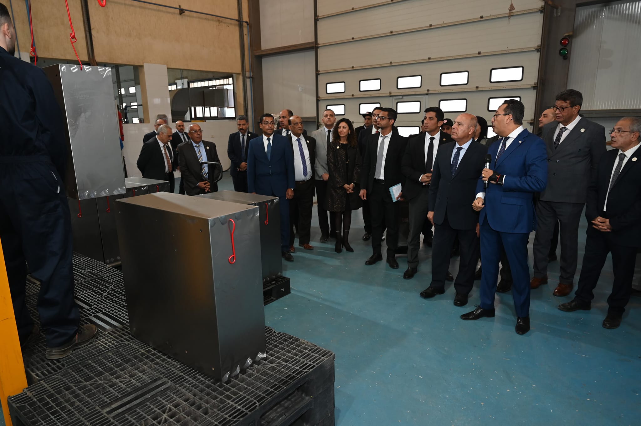 الوزير يتفقد 4 مصانع متخصصة في مجالات الصناعات الكهربائية