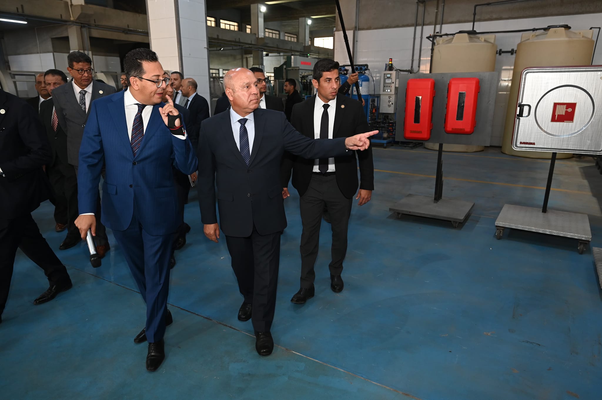الوزير يتفقد 4 مصانع متخصصة في مجالات الصناعات الكهربائية
