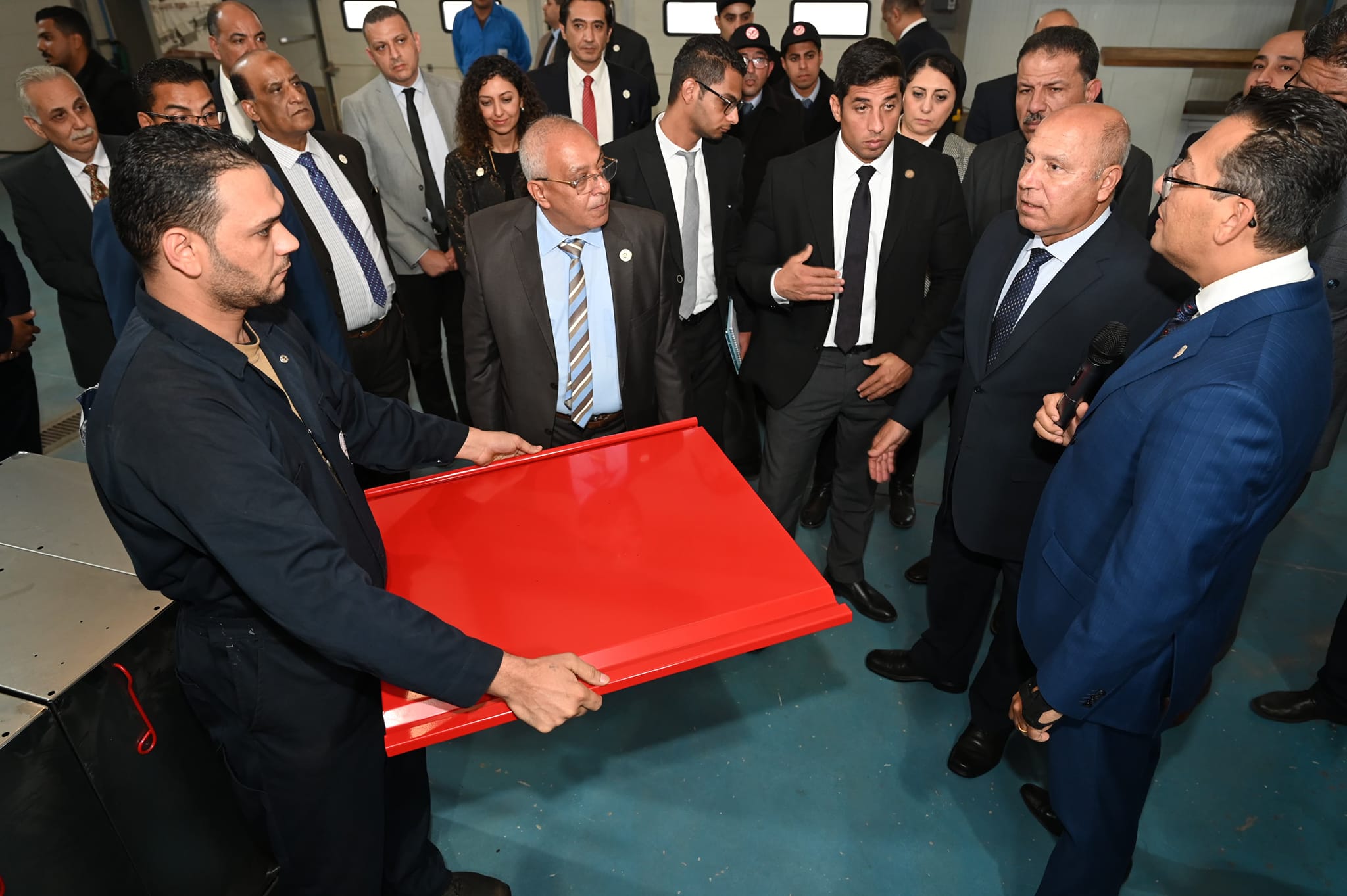 الوزير يتفقد 4 مصانع متخصصة في مجالات الصناعات الكهربائية