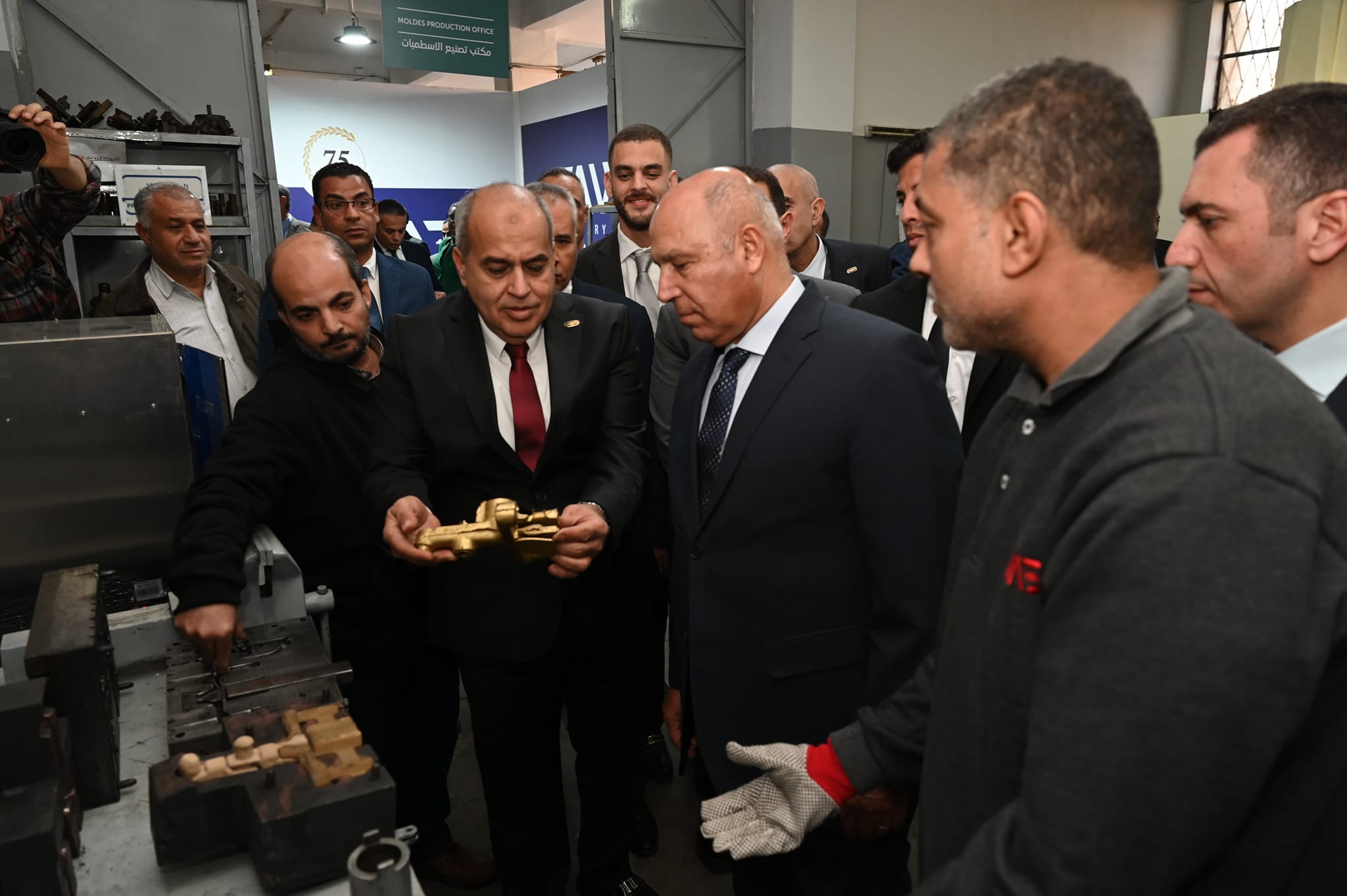 الوزير يتفقد 4 مصانع متخصصة في مجالات الصناعات الكهربائية