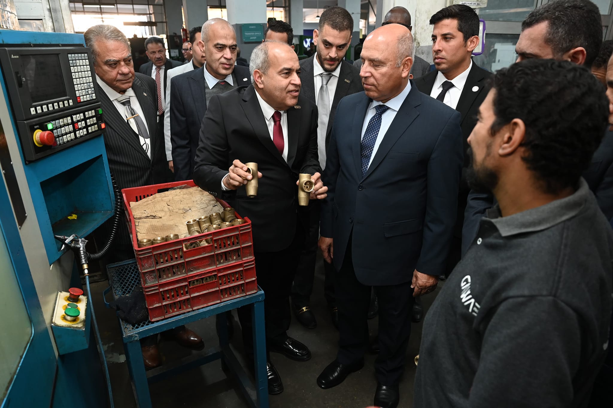 الوزير يتفقد 4 مصانع متخصصة في مجالات الصناعات الكهربائية