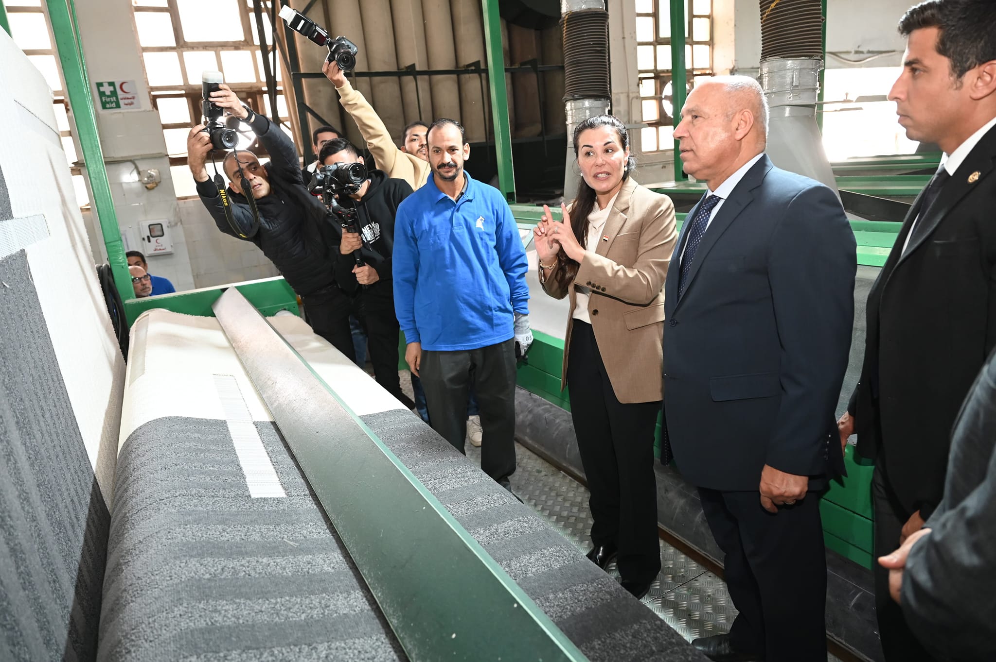 الوزير يتفقد 4 مصانع متخصصة في مجالات الصناعات الكهربائية