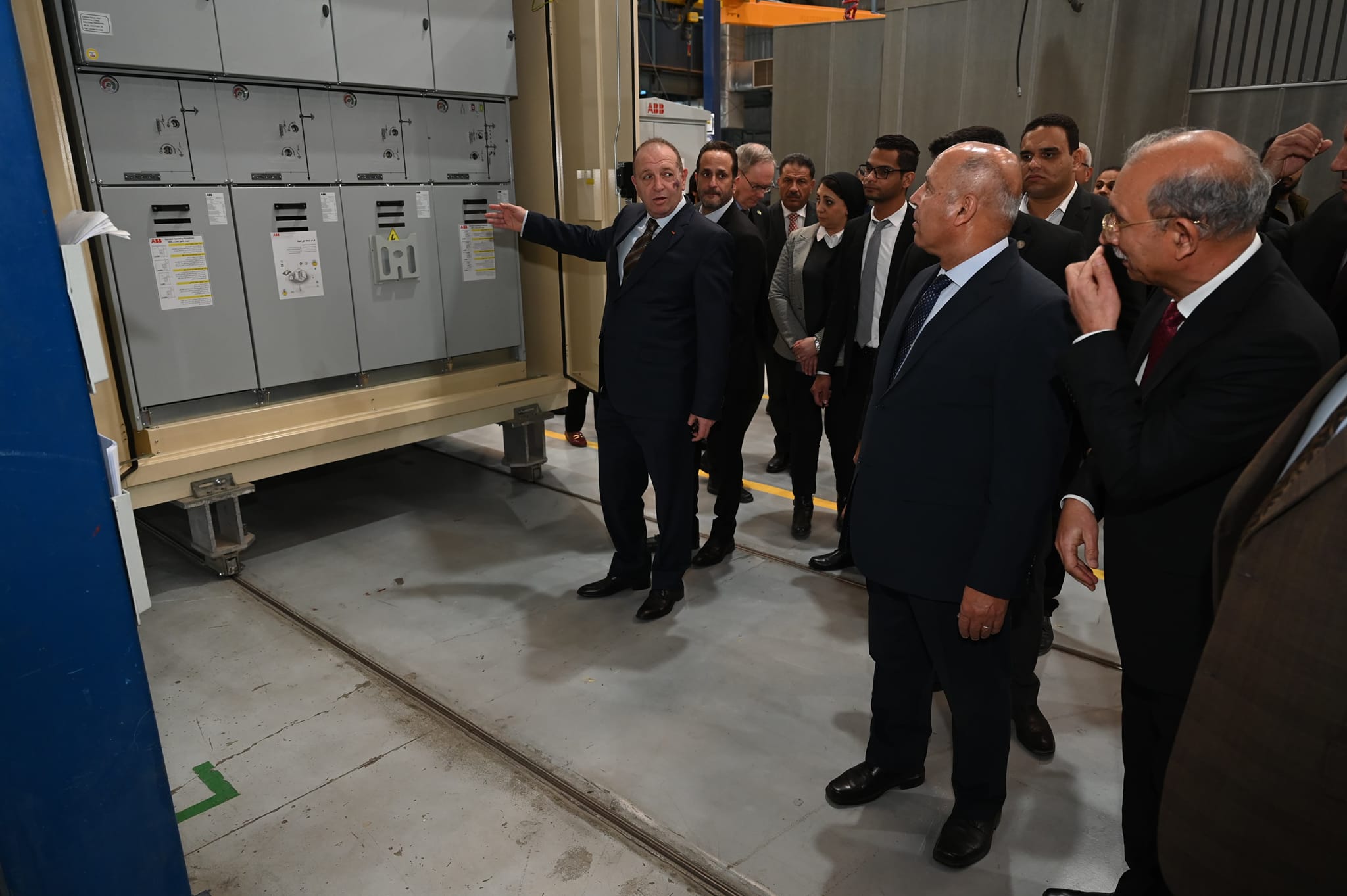 الوزير يتفقد 4 مصانع متخصصة في مجالات الصناعات الكهربائية