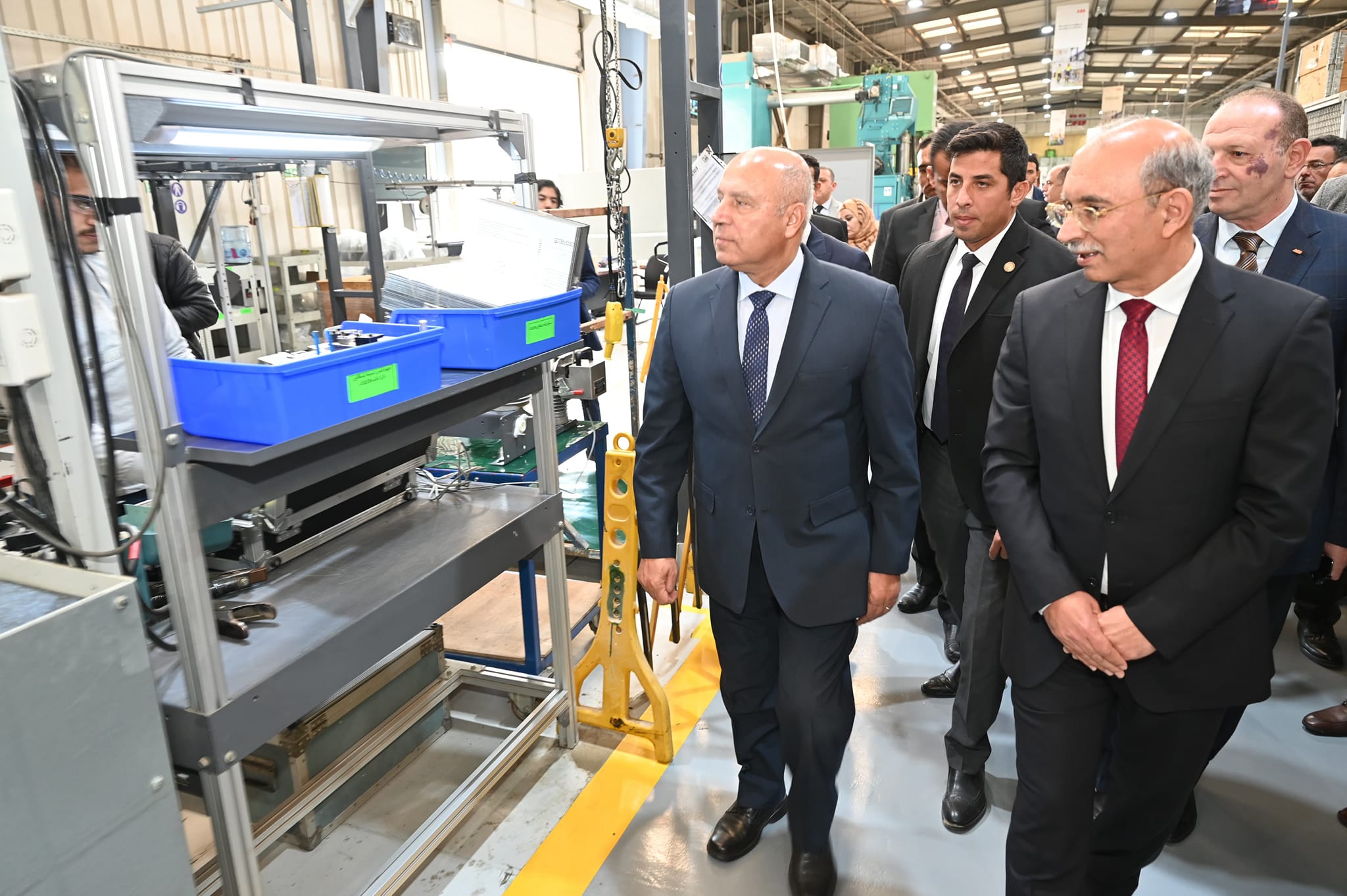 الوزير يتفقد 4 مصانع متخصصة في مجالات الصناعات الكهربائية