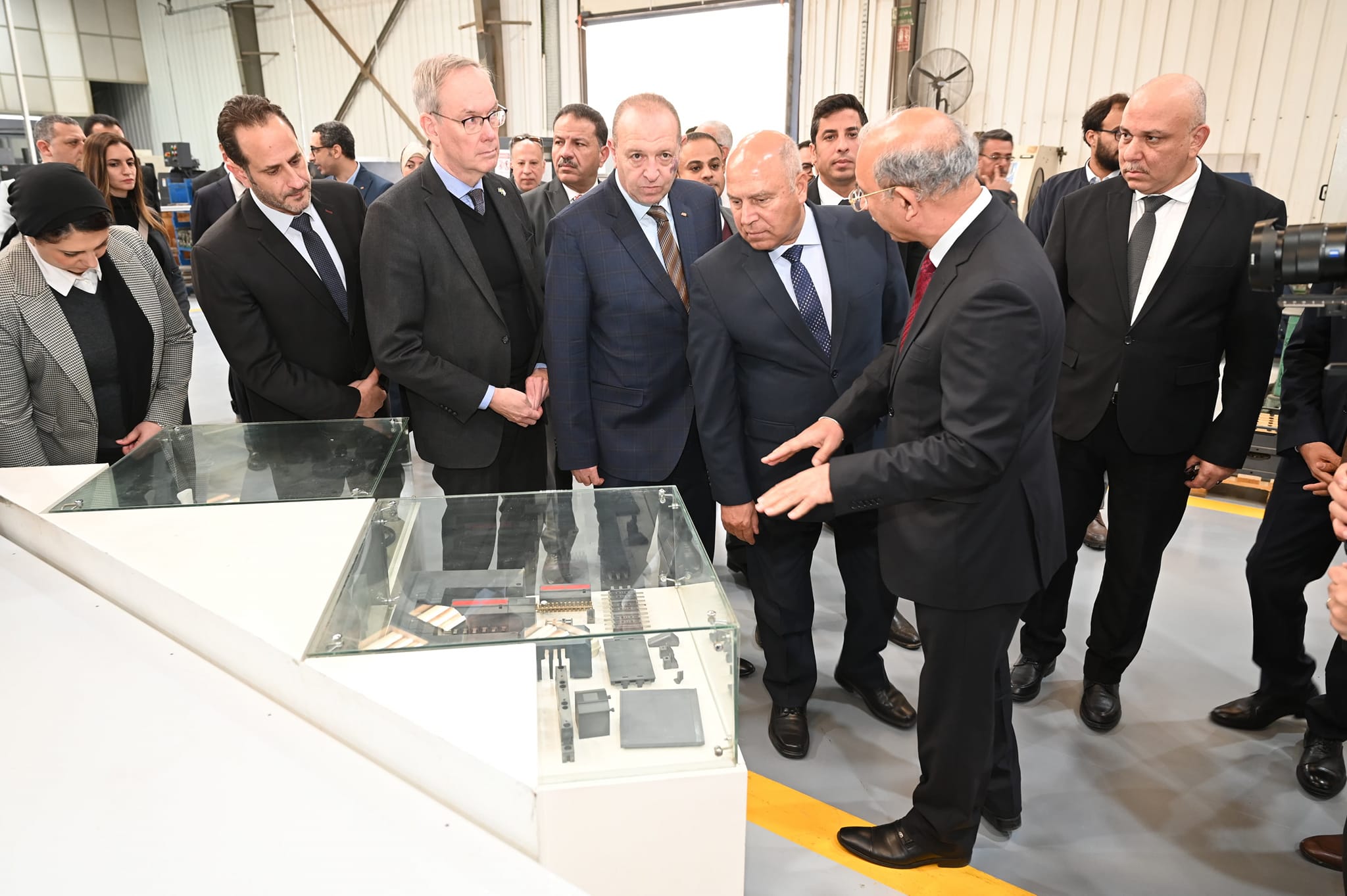 الوزير يتفقد 4 مصانع متخصصة في مجالات الصناعات الكهربائية