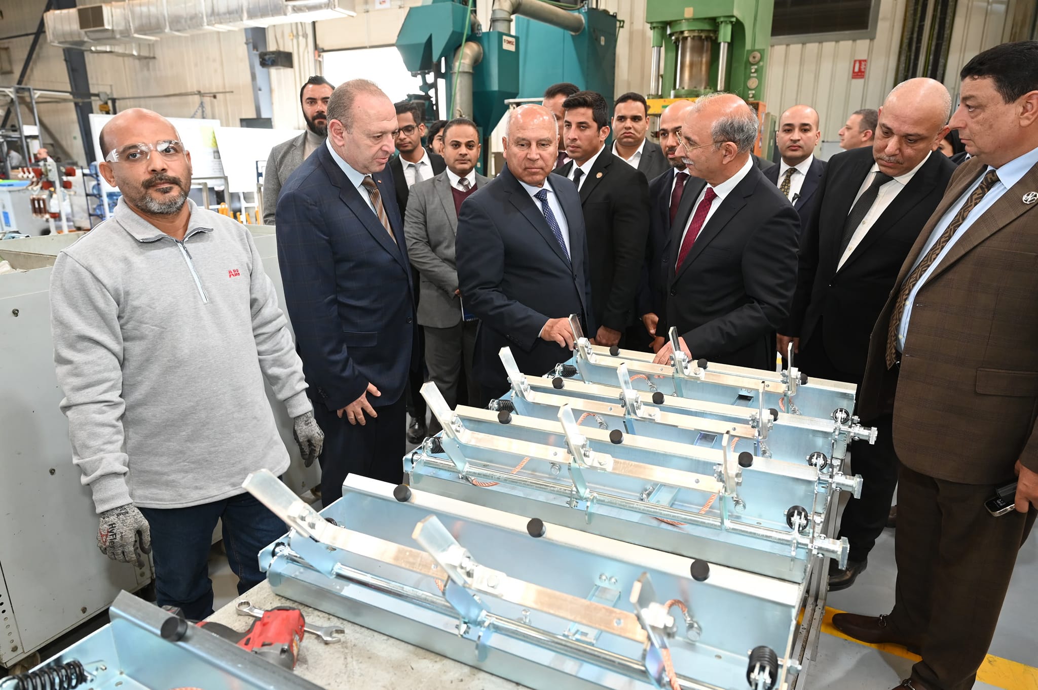 الوزير يتفقد 4 مصانع متخصصة في مجالات الصناعات الكهربائية