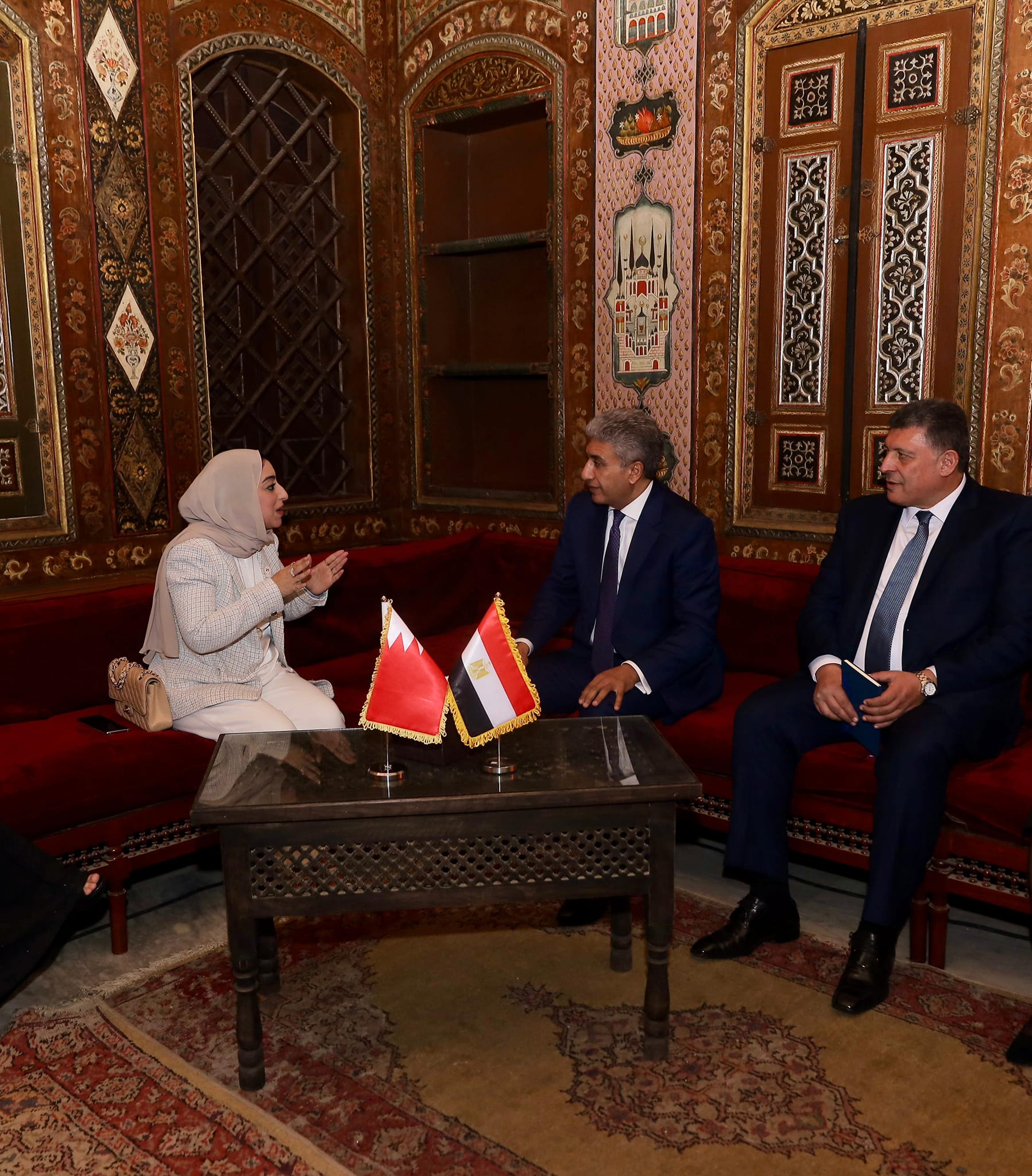 وزير السياحة والآثار يلتقي وزيرة السياحة في مملكة البحرين