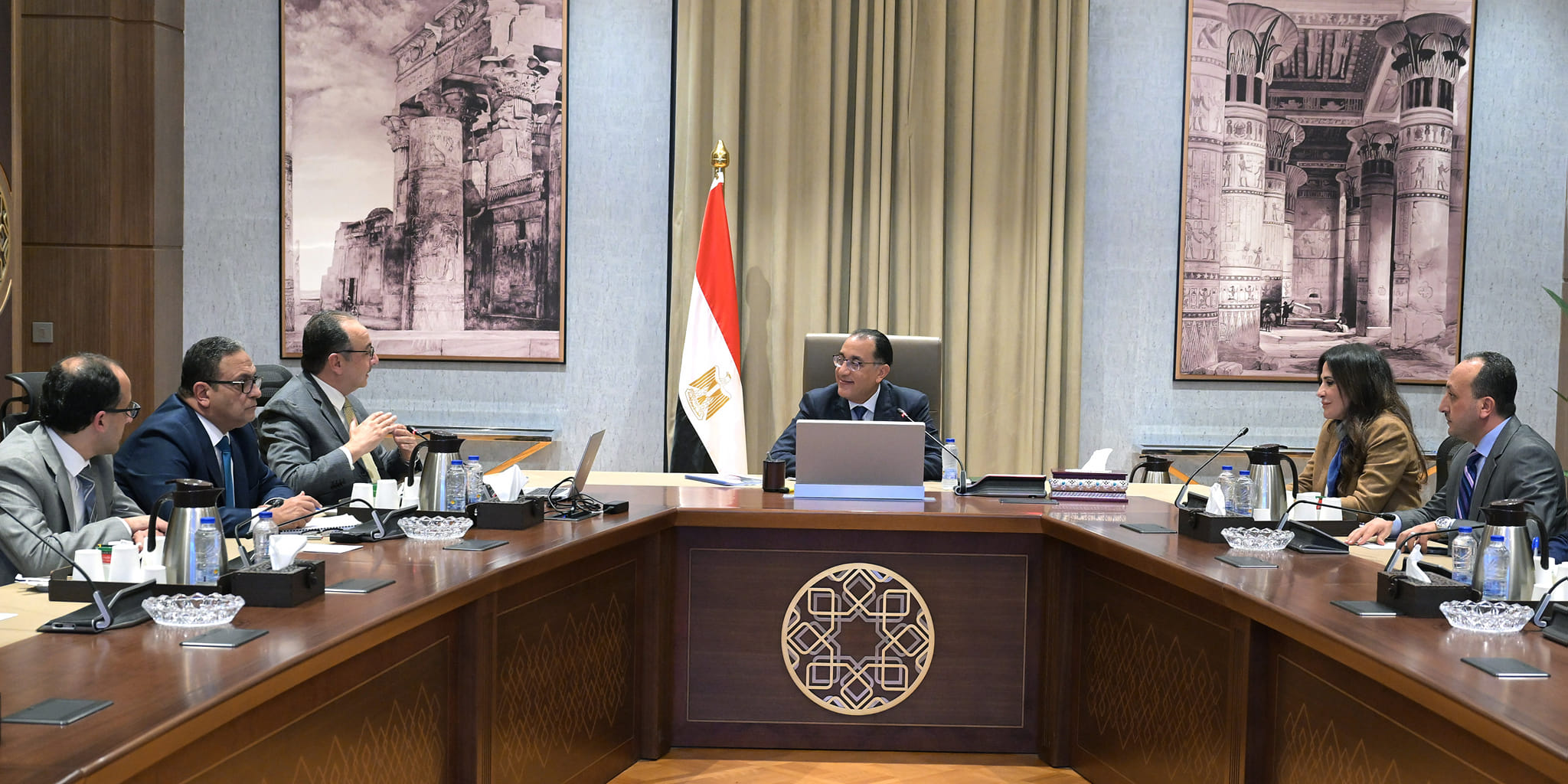 رئيس الوزراء يجتمع مع وزير قطاع الأعمال العام