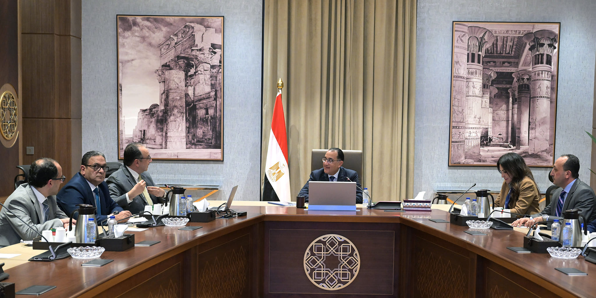 رئيس الوزراء يجتمع مع وزير قطاع الأعمال العام