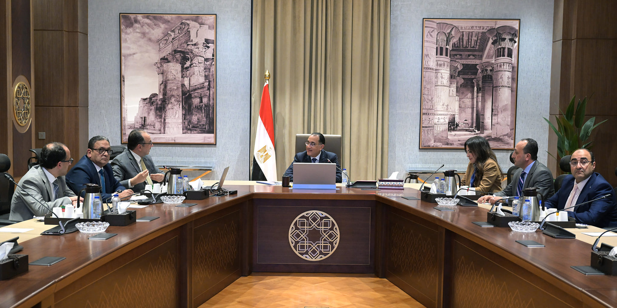 رئيس الوزراء يجتمع مع وزير قطاع الأعمال العام