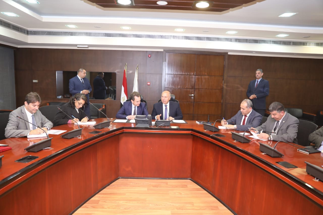 وزير النقل يوقع اتفاقية عمل لمشروع الخط السادس لمترو الأنفاق