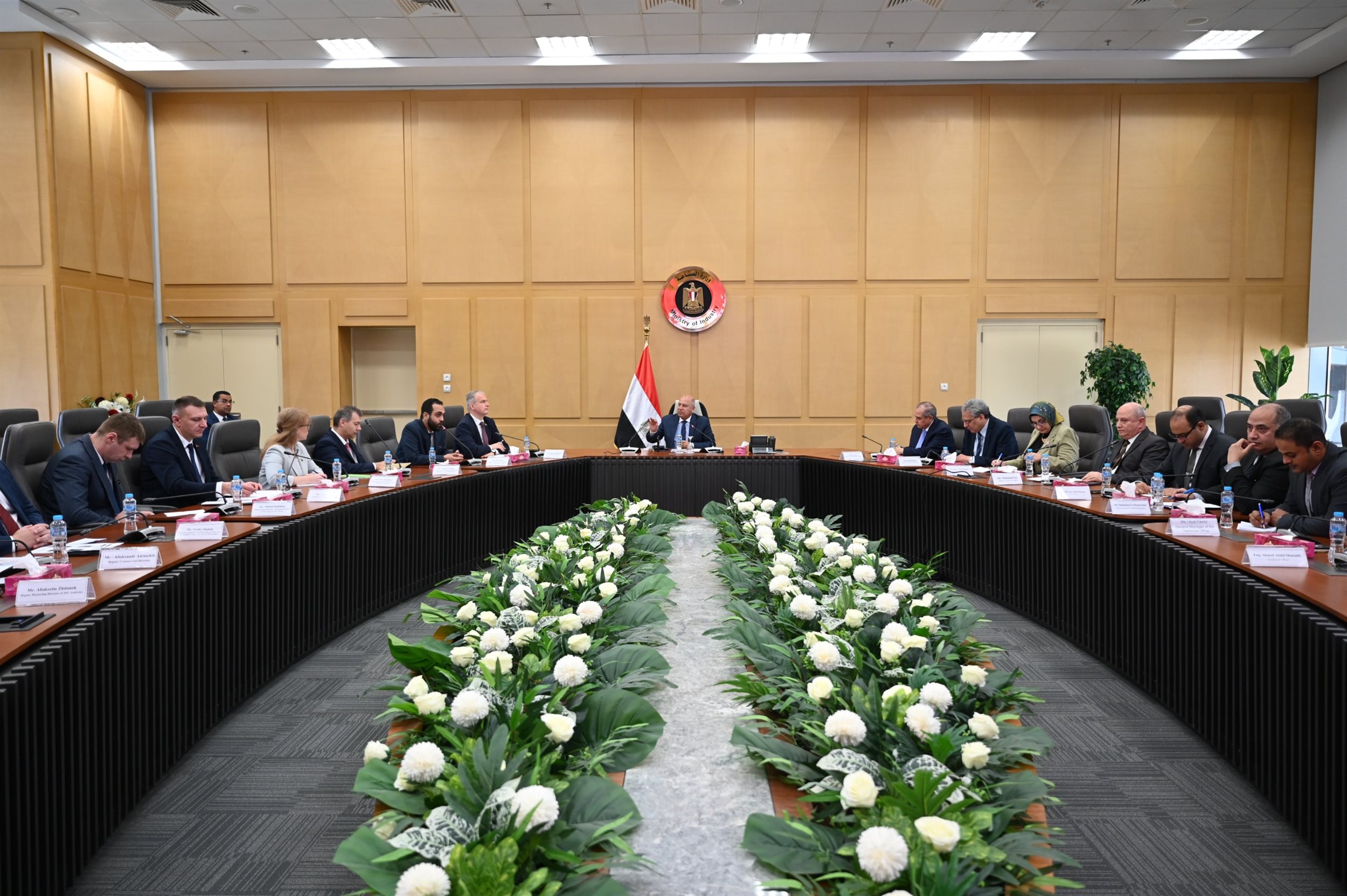 الوزير في اجتماع مع النائب الأول لوزير الصناعة ببيلاروسيا 