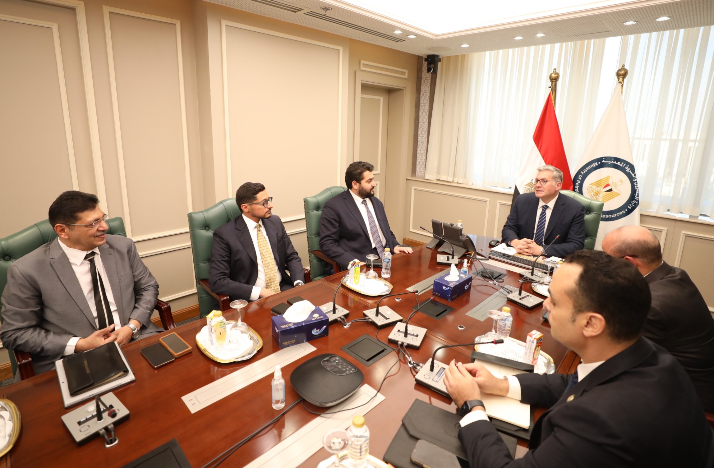 وزير البترول يلتقي بمسؤولي مجموعة القحطاني السعودية