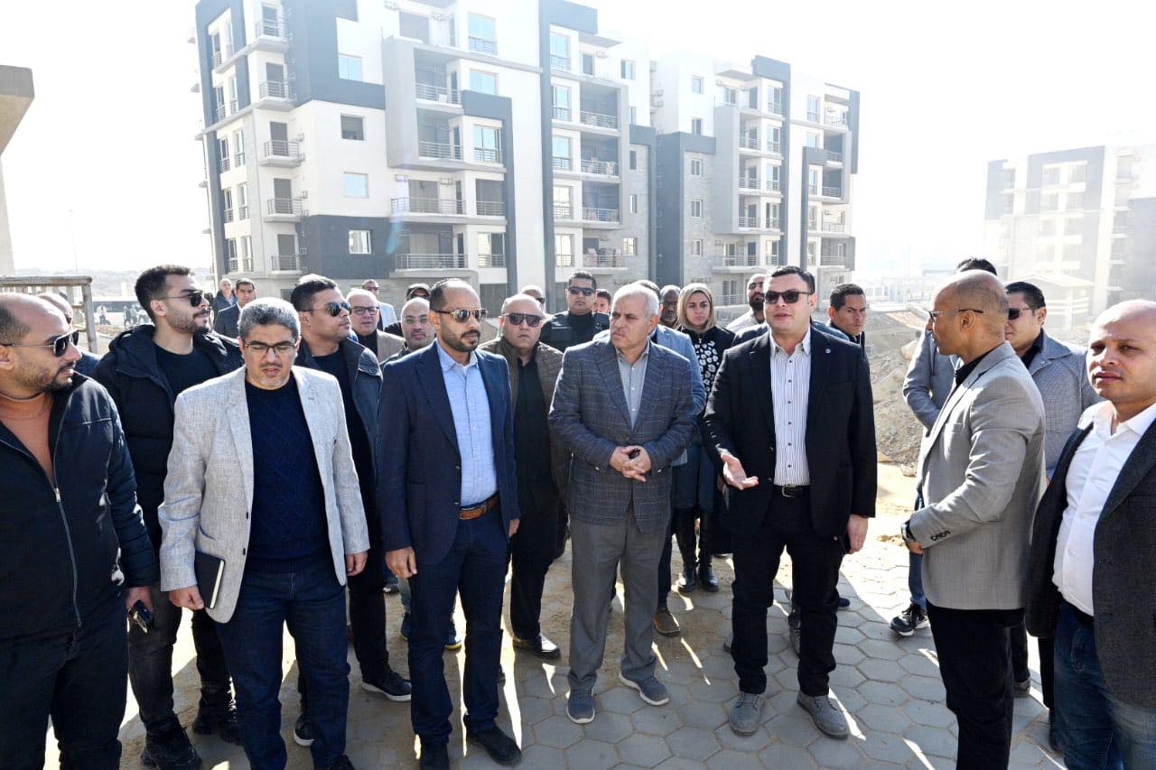وزير الإسكان يتابع مشروعات القاهرة الجديدة