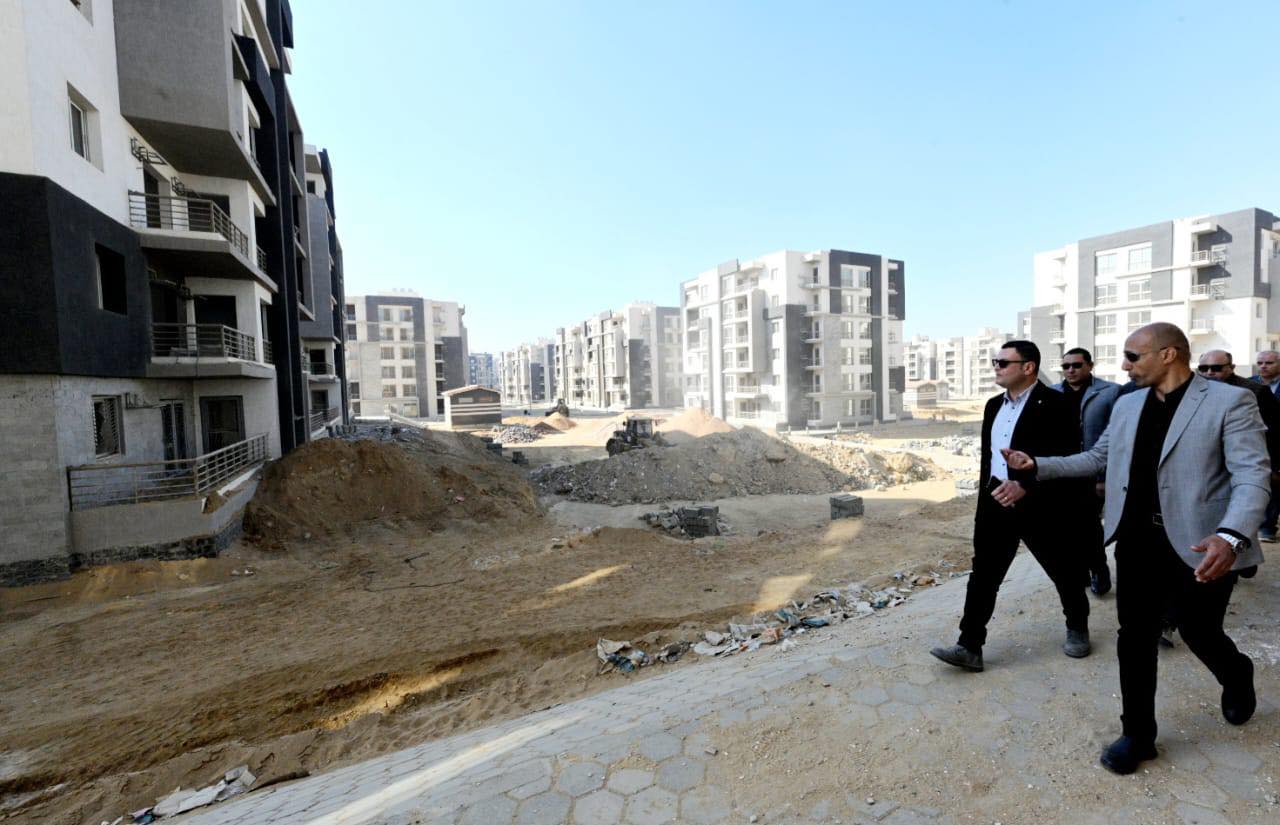 وزير الإسكان يتابع مشروعات القاهرة الجديدة