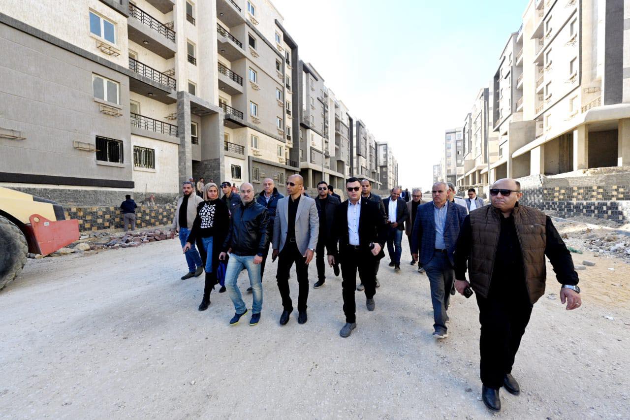 وزير الإسكان يتابع مشروعات القاهرة الجديدة