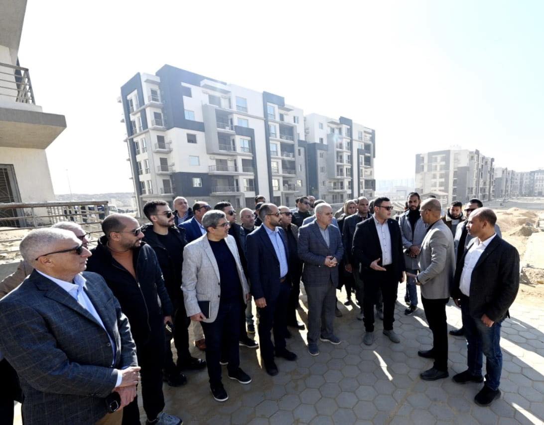 وزير الإسكان يتابع مشروعات القاهرة الجديدة