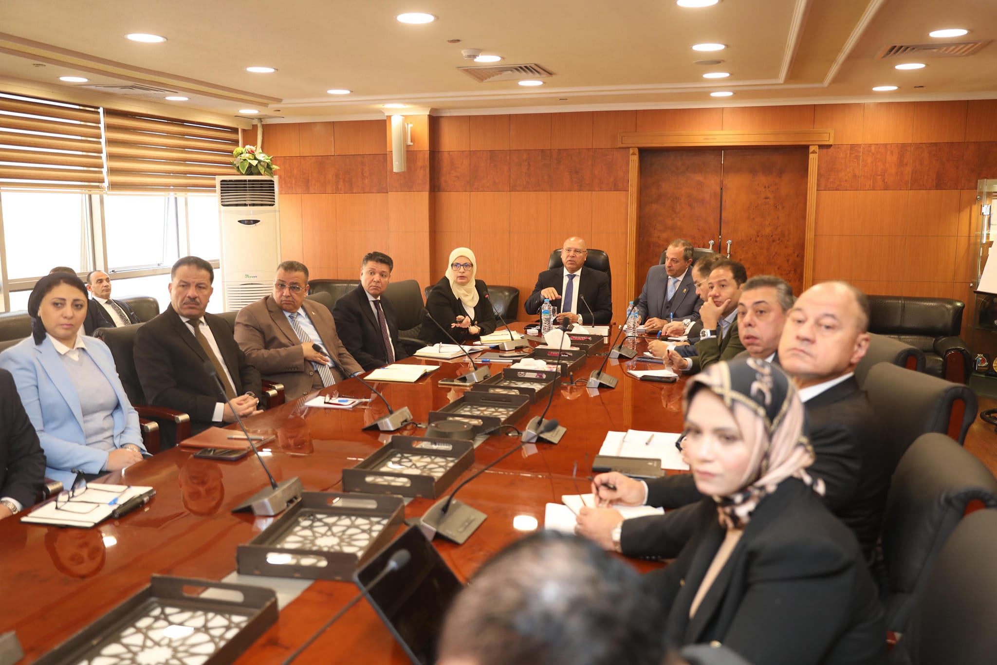 وزير الصناعة والنقل في اجتماع مع محافظ ومستثمري بورسعيد