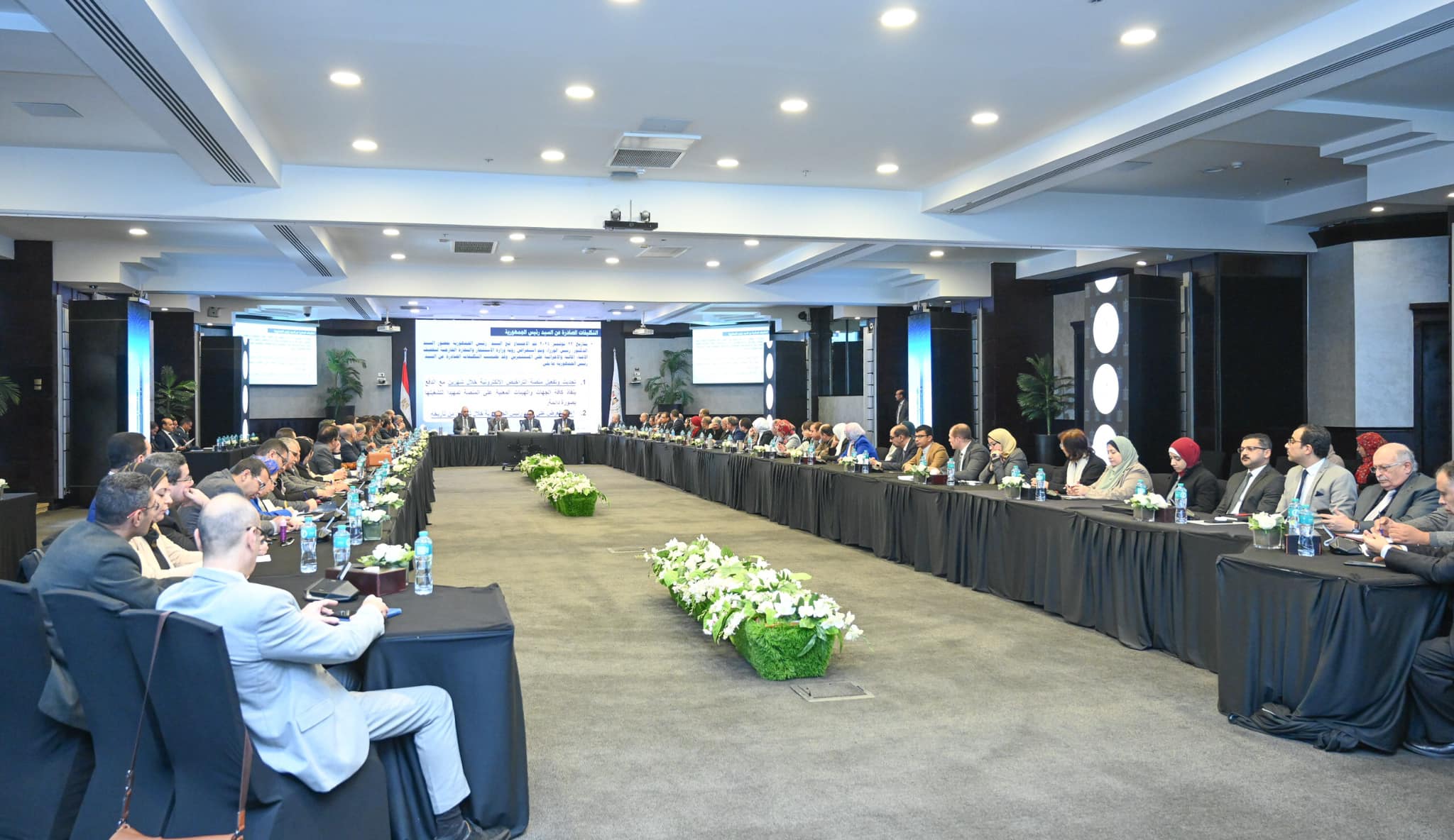 وزير الاستثمار مع ممثلي الوزارات والهيئات الحكومية