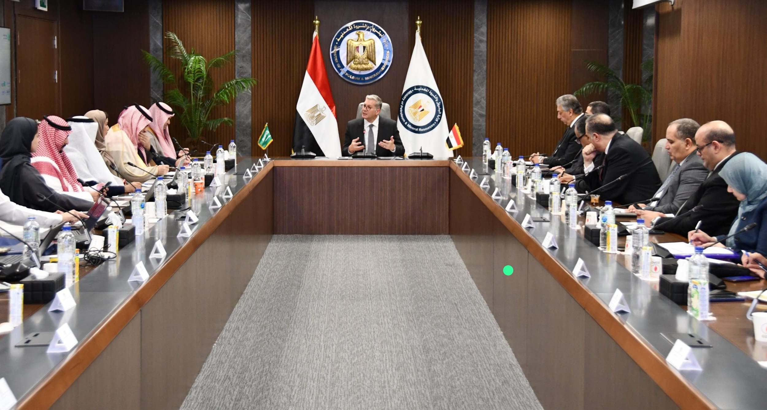 وزير البترول يلتقي مع وفد من وزارة الطاقة بالمملكة العربية السعودية
