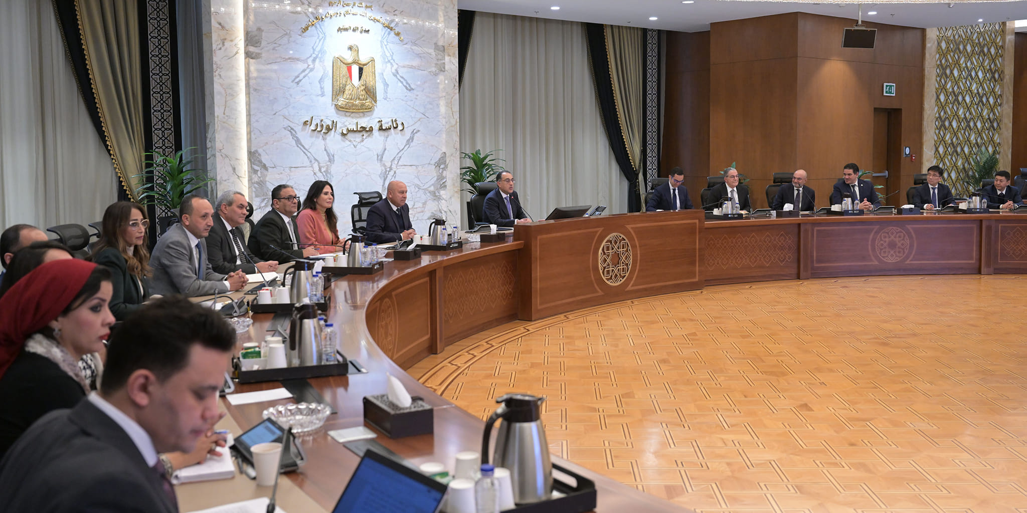 مدبولي مع مسئولي مجموعة المنصور للسيارات وشركة سايك موتور