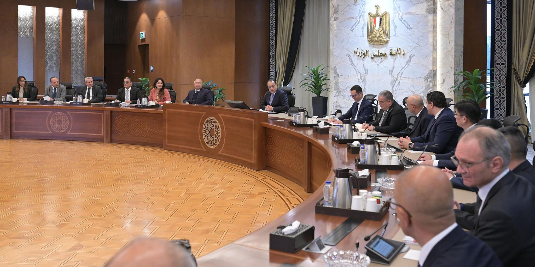 مدبولي مع مسئولي مجموعة المنصور للسيارات وشركة سايك موتور