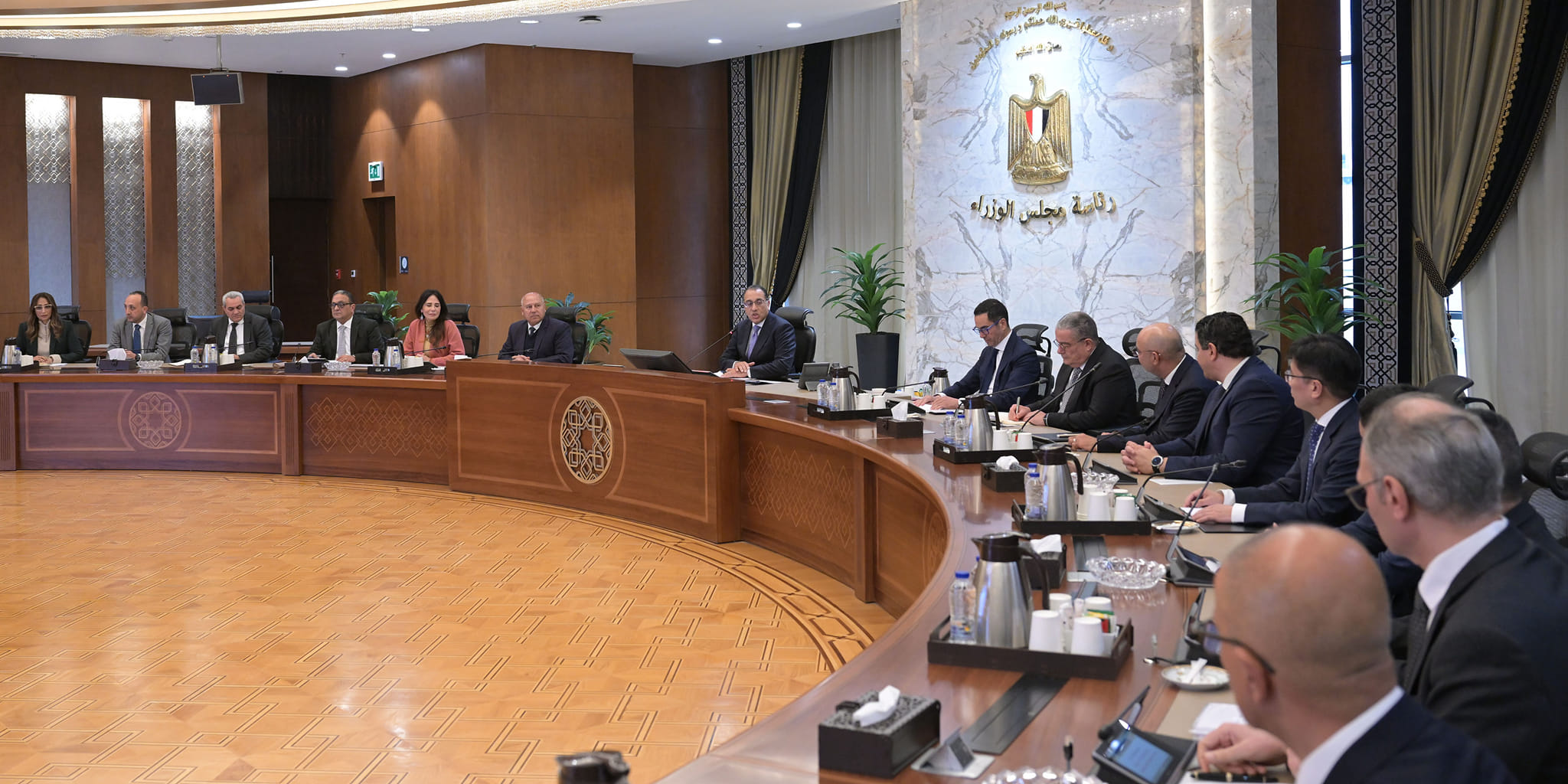 مدبولي مع مسئولي مجموعة المنصور للسيارات وشركة سايك موتور