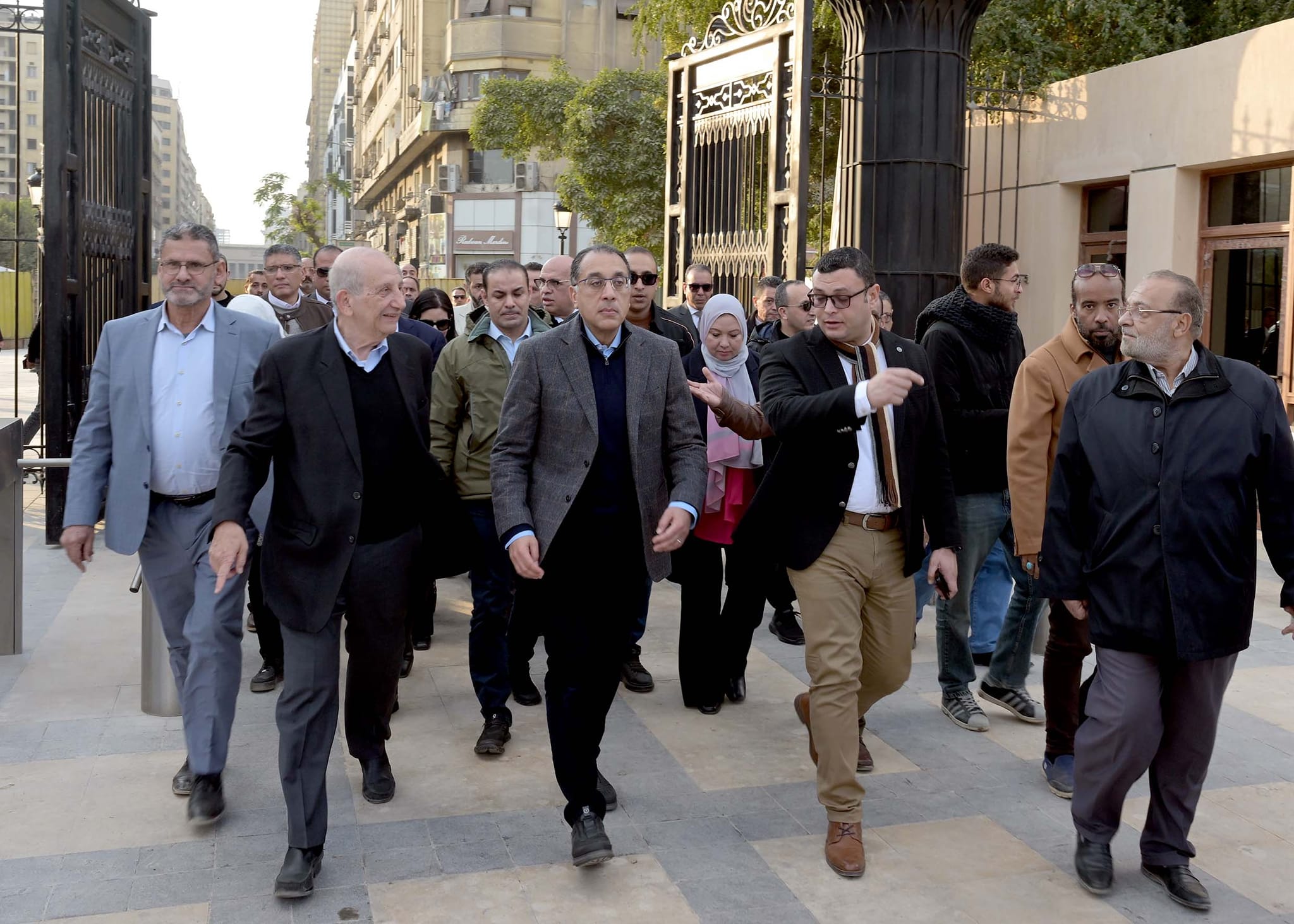 رئيس الوزراء يتفقد مشروع إعادة إحياء حديقة الأزبكية التراثية