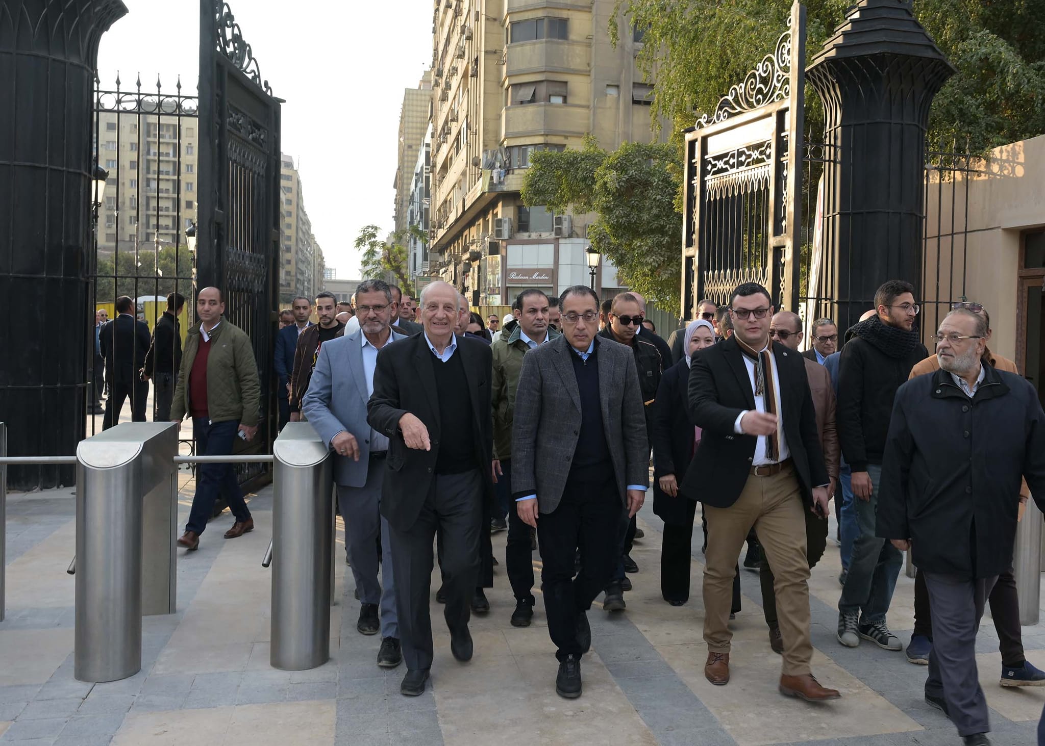 رئيس الوزراء يتفقد مشروع إعادة إحياء حديقة الأزبكية التراثية