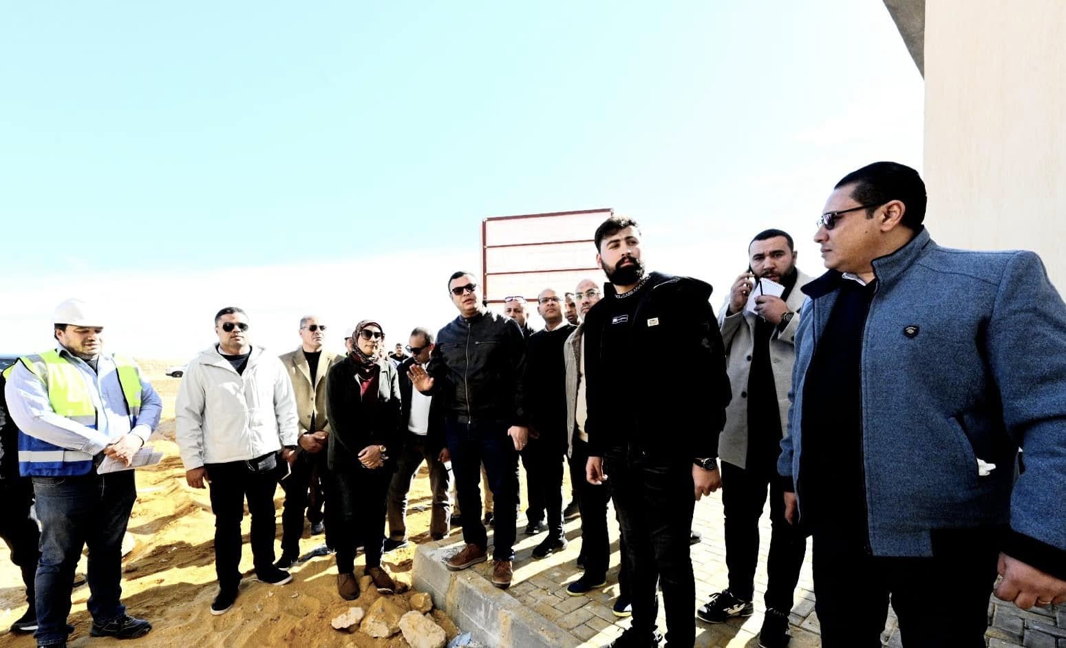 وزير الإسكان يتفقد المشروع السكني وأعمال الطرق