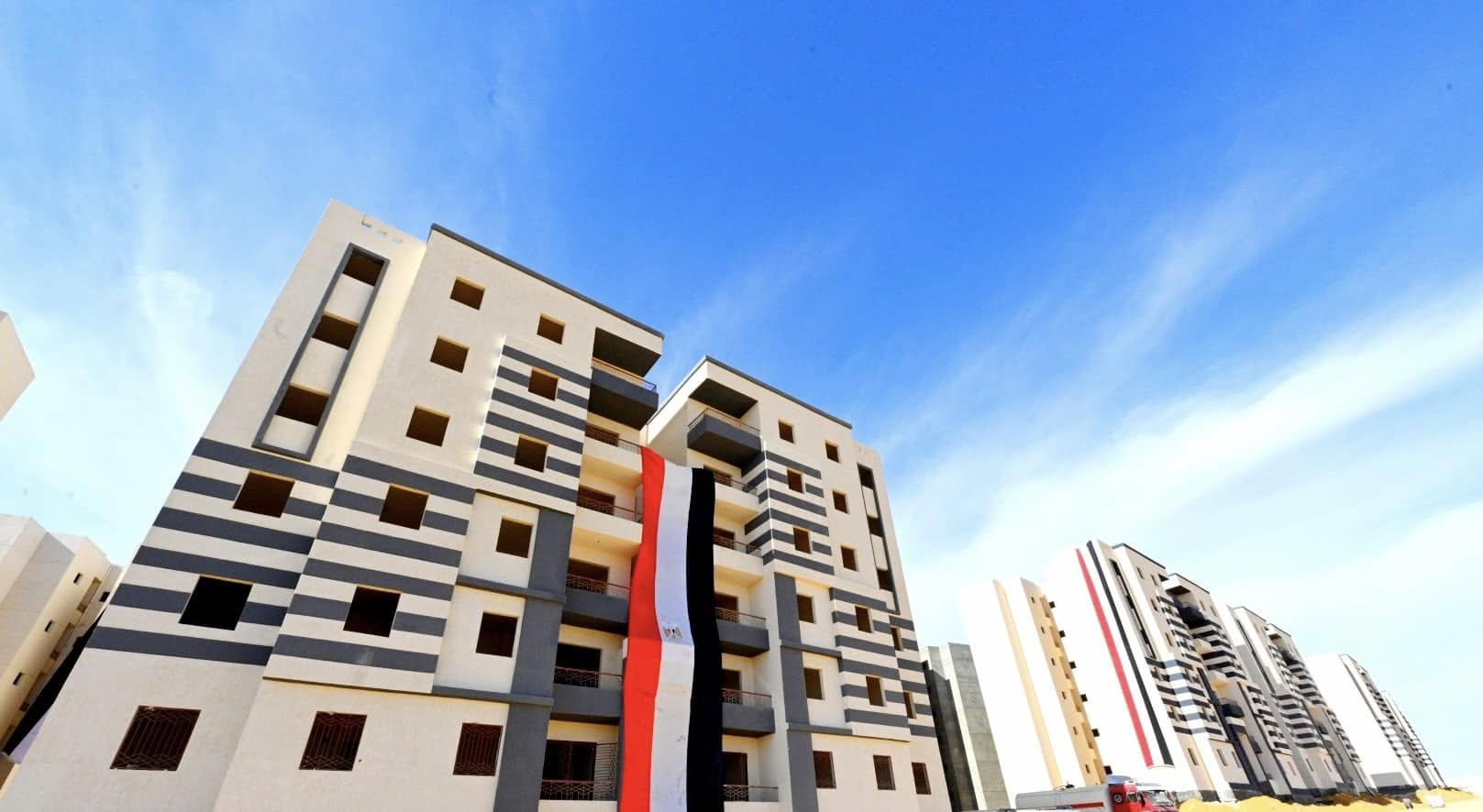 وزير الإسكان يتفقد المشروع السكني وأعمال الطرق
