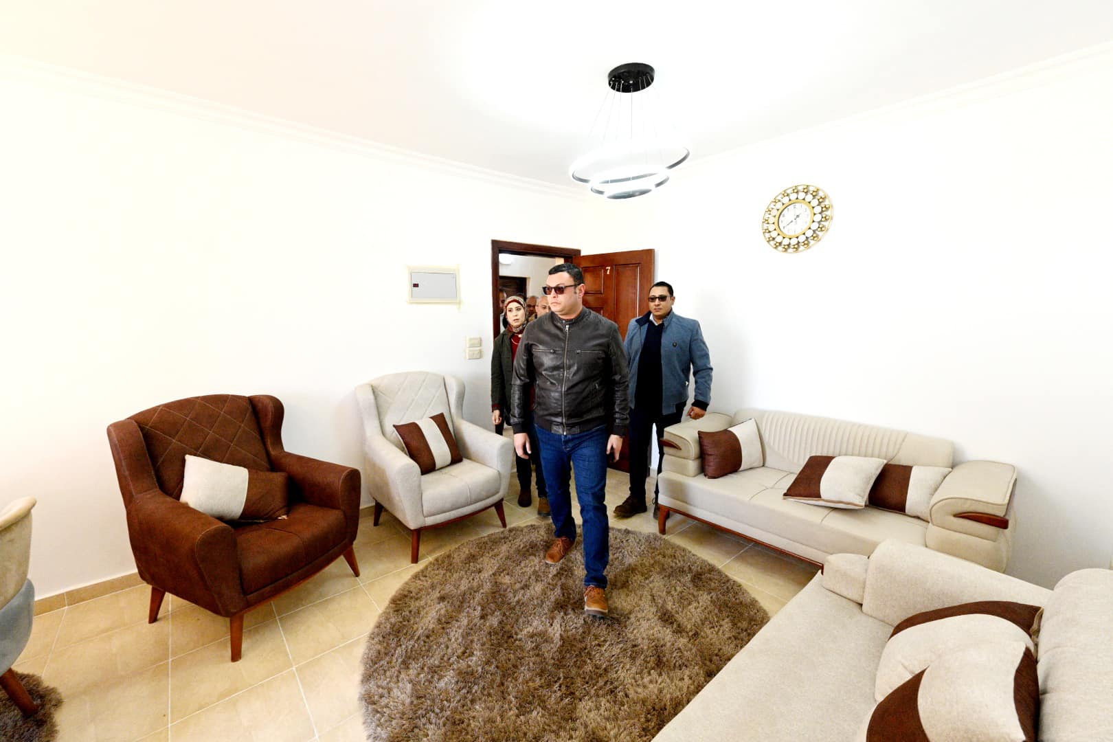 وزير الإسكان يتفقد المشروع السكني وأعمال الطرق