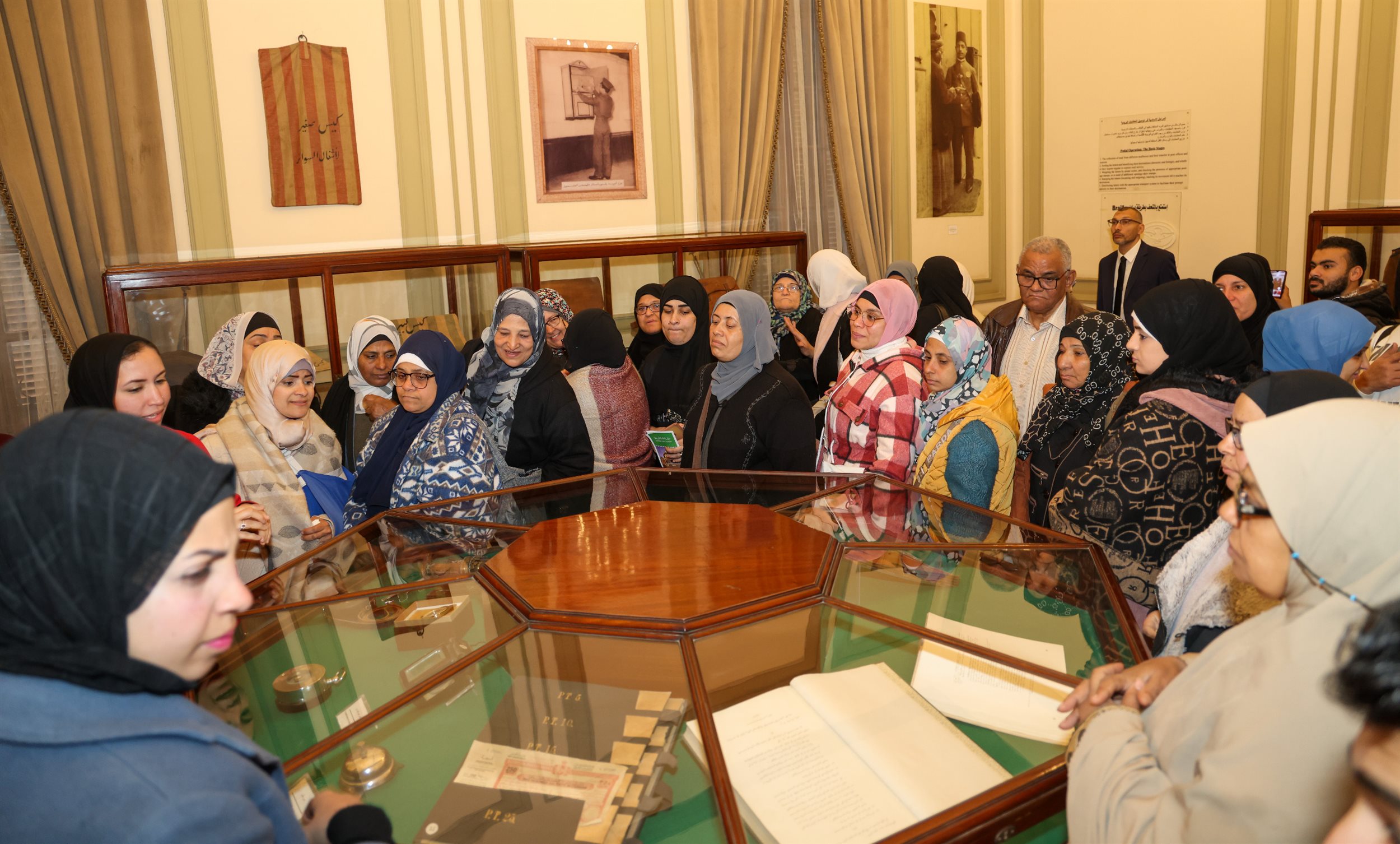 متحف البريد يشهد إقبالاً كبيرًا من الزائرين في عيد البريد