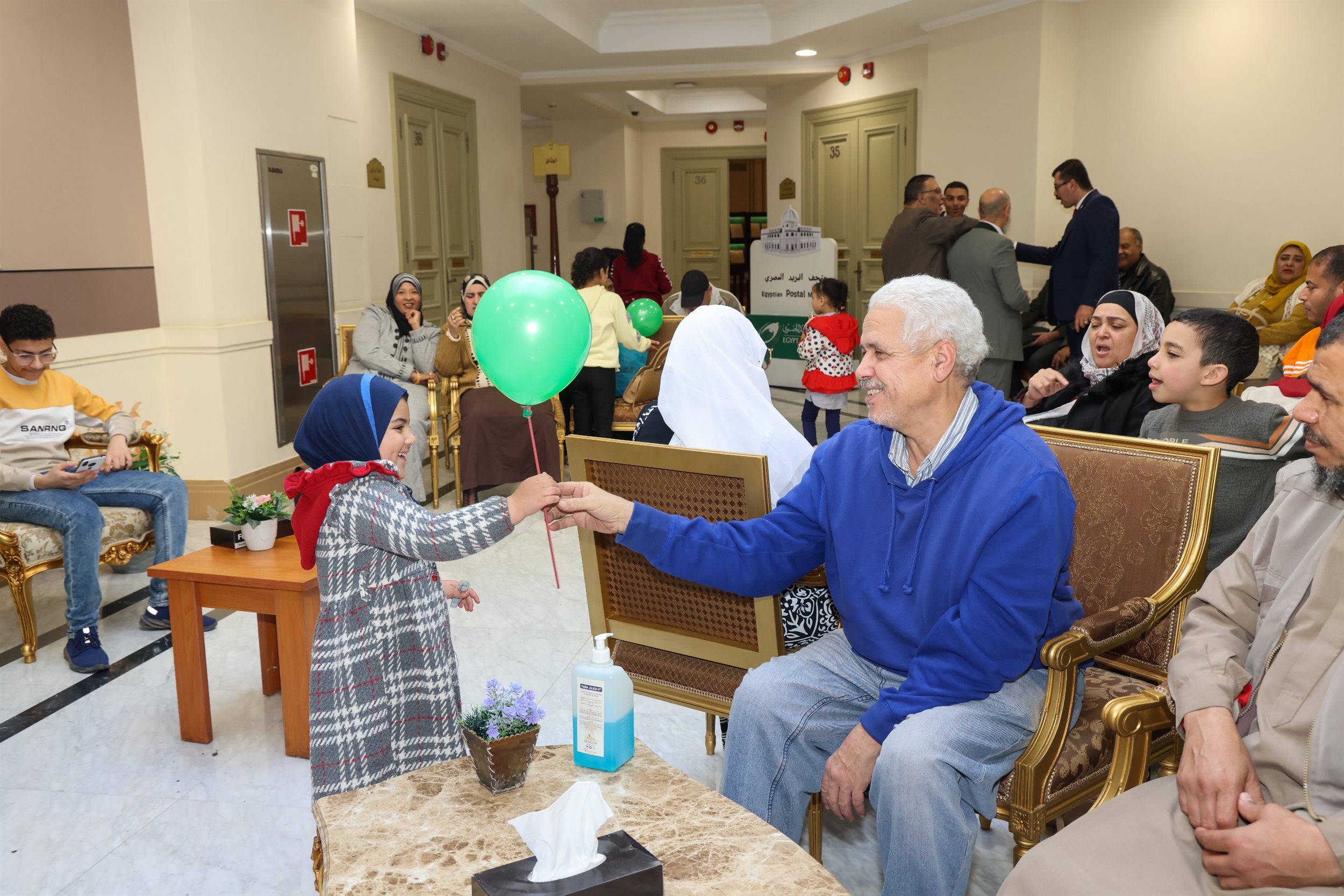 متحف البريد يشهد إقبالاً كبيرًا من الزائرين في عيد البريد