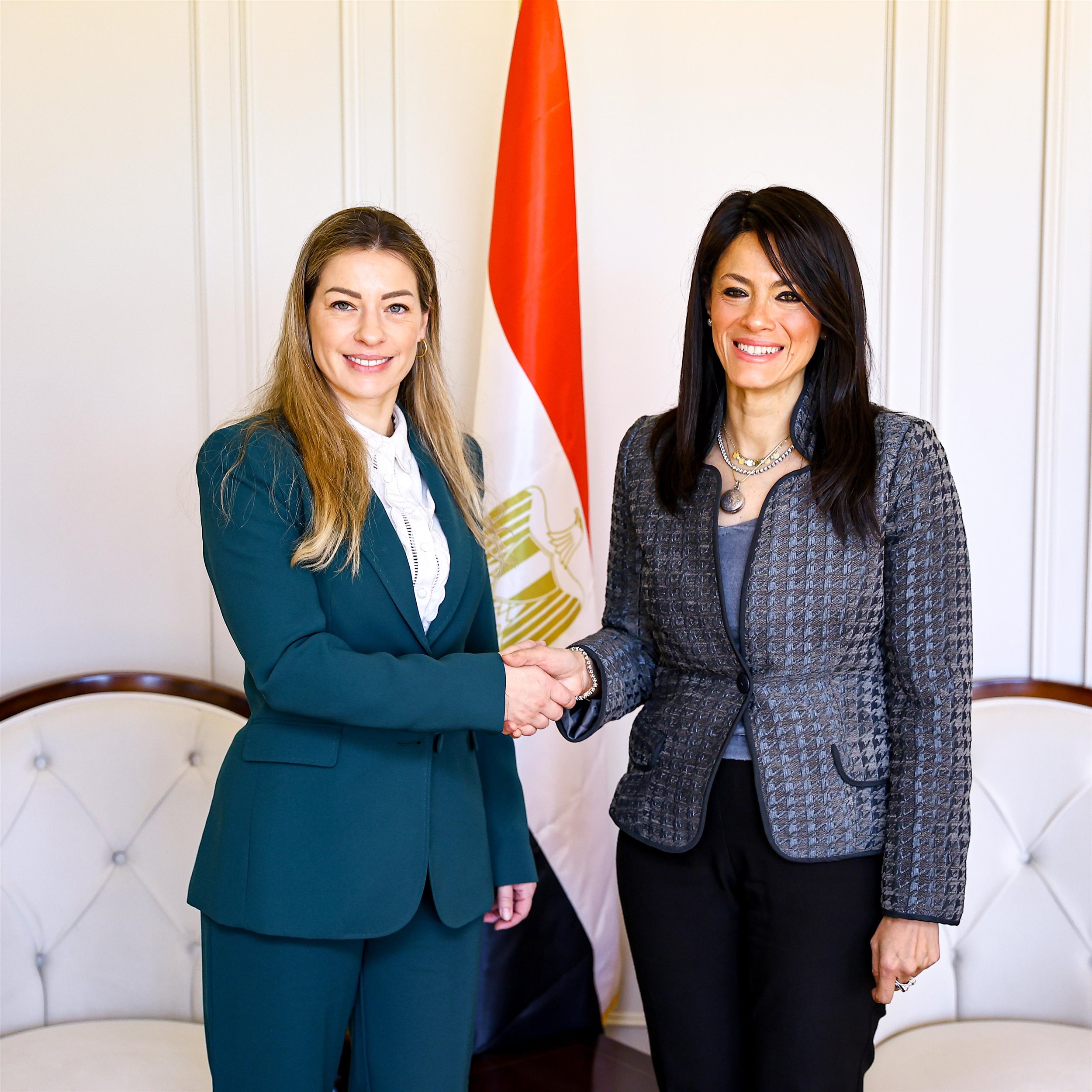 وزيرة التخطيط مع عضو البرلمان الأوروبي