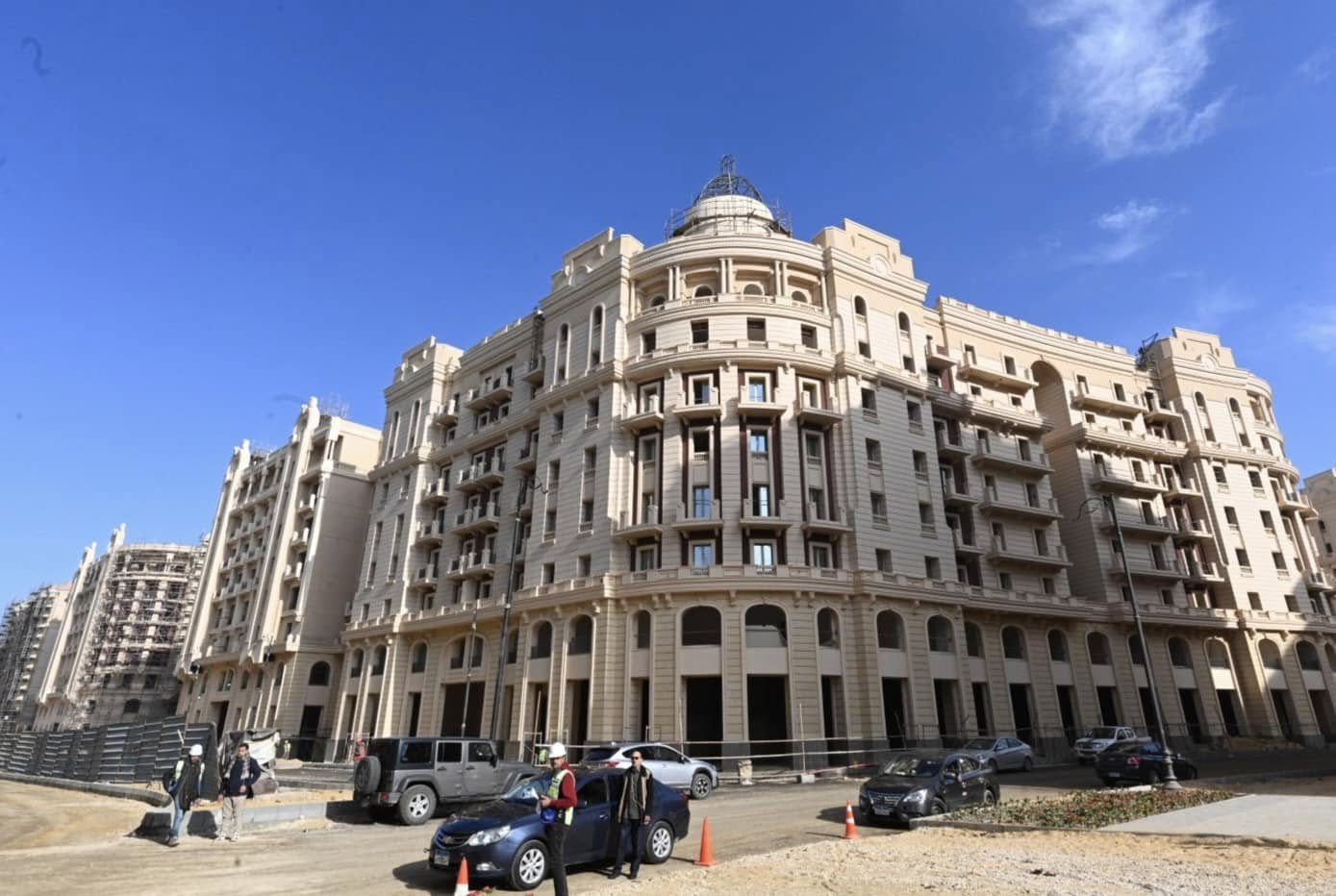 وزير الإسكان يتفقد سير العمل بالحى السكنى الخامس R5
