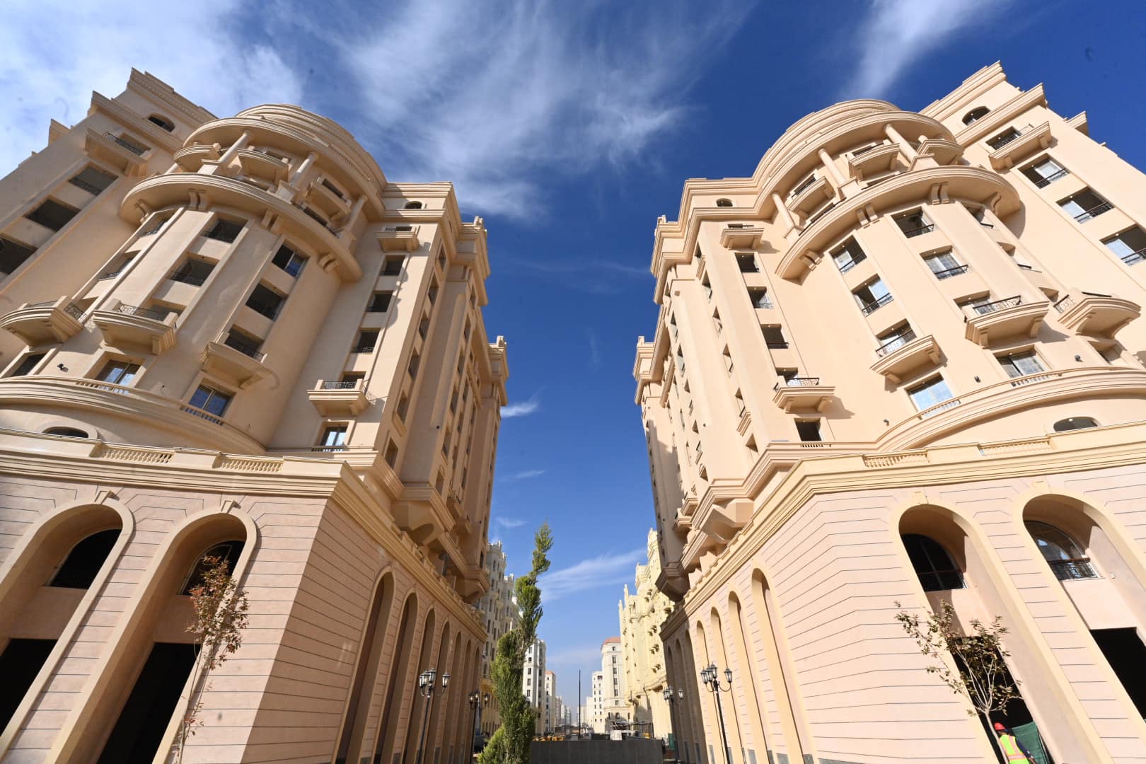 وزير الإسكان يتفقد سير العمل بالحى السكنى الخامس R5