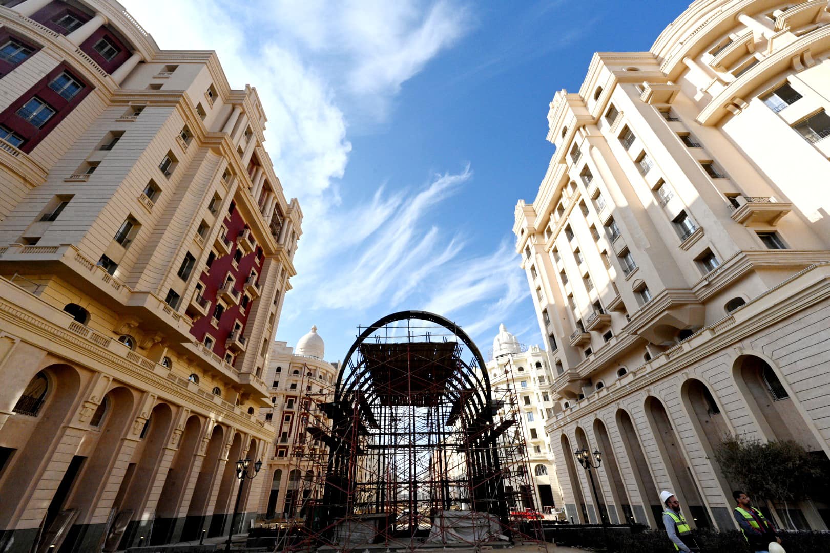 وزير الإسكان يتفقد سير العمل بالحى السكنى الخامس R5