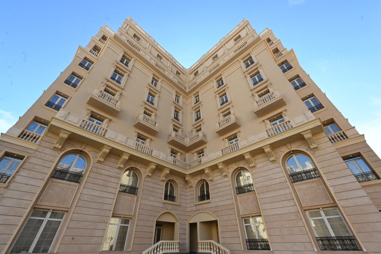وزير الإسكان يتفقد سير العمل بالحى السكنى الخامس R5