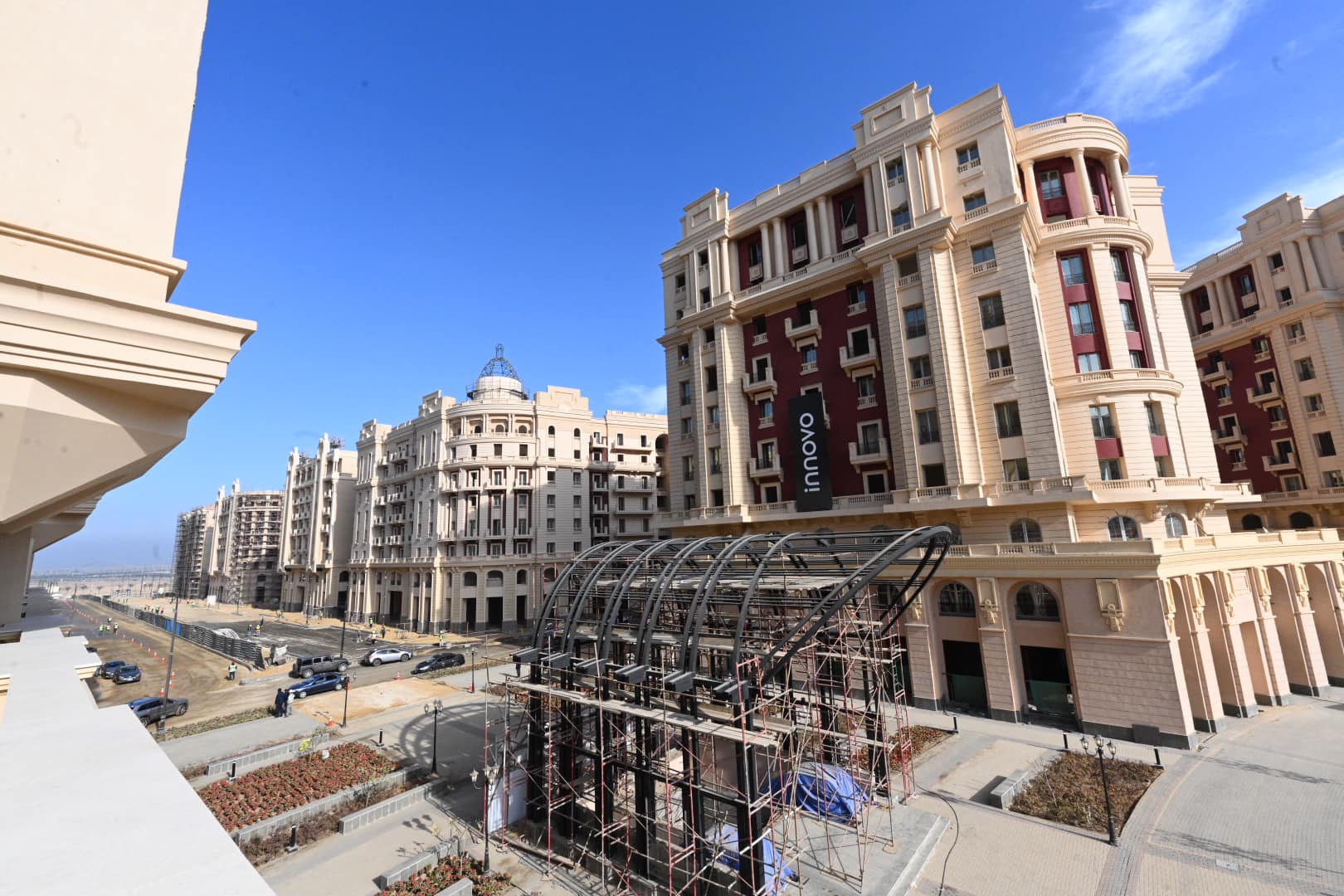 وزير الإسكان يتفقد سير العمل بالحى السكنى الخامس R5