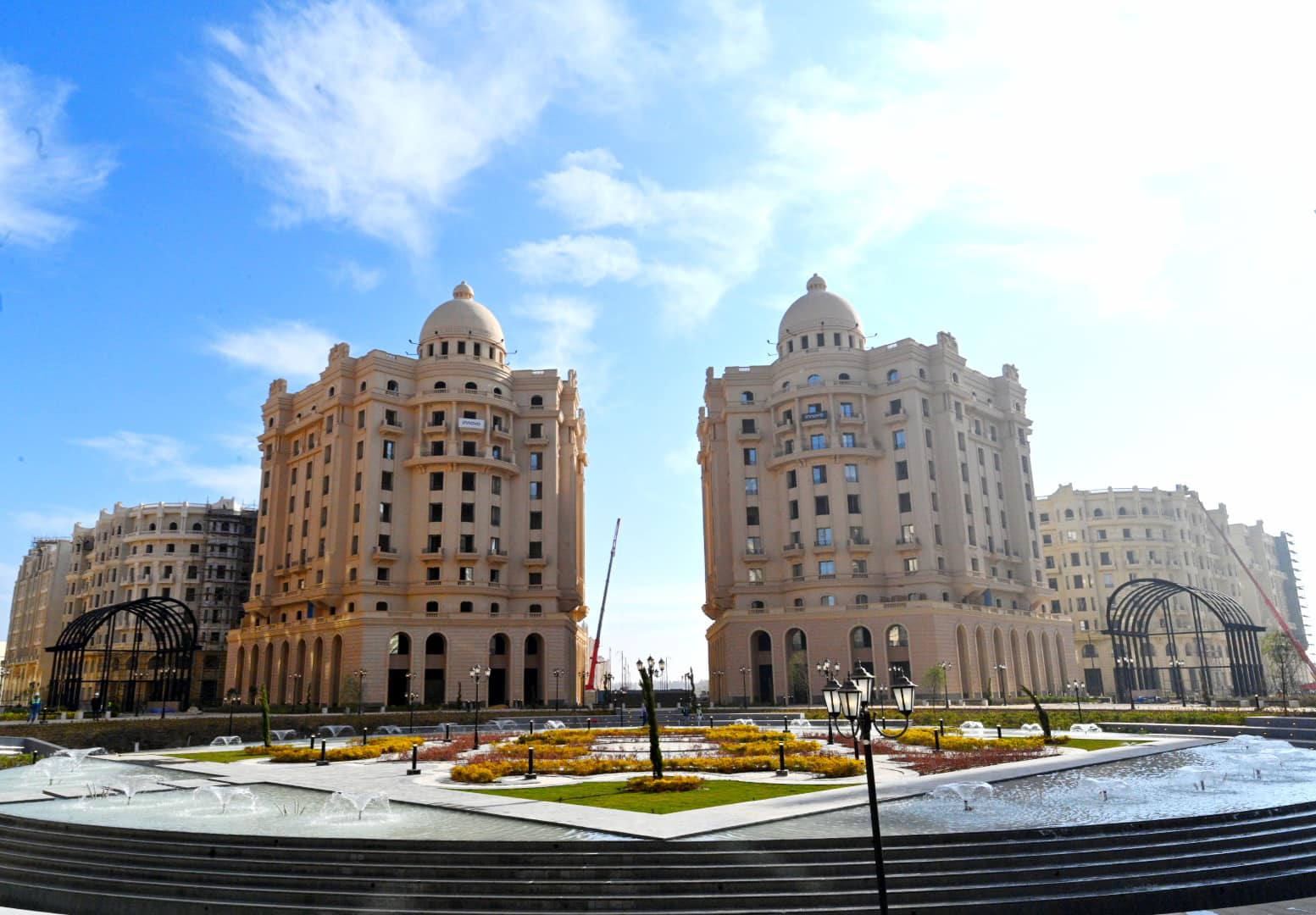 وزير الإسكان يتفقد سير العمل بالحى السكنى الخامس R5
