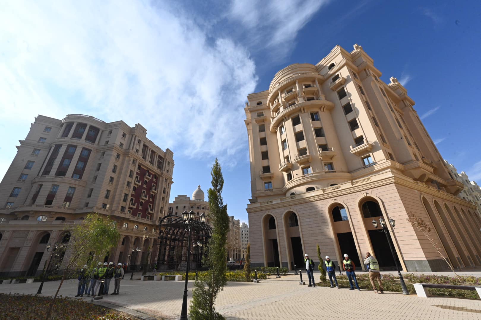 وزير الإسكان يتفقد سير العمل بالحى السكنى الخامس R5